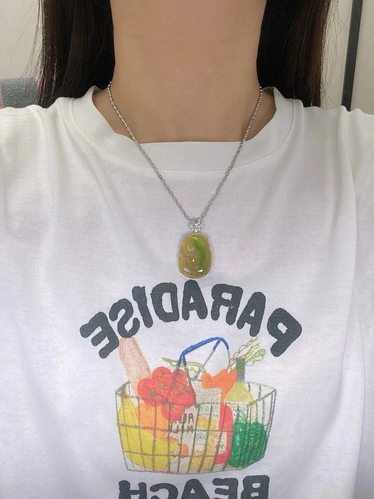 【冰种黄加绿如意吊坠】种水很好，颜色漂亮，浓郁纯正，上身佩戴效果上佳，冰润通透，晶莹闪亮，18K金钻镶嵌，裸石尺寸28.6*20.9*3.5毫米