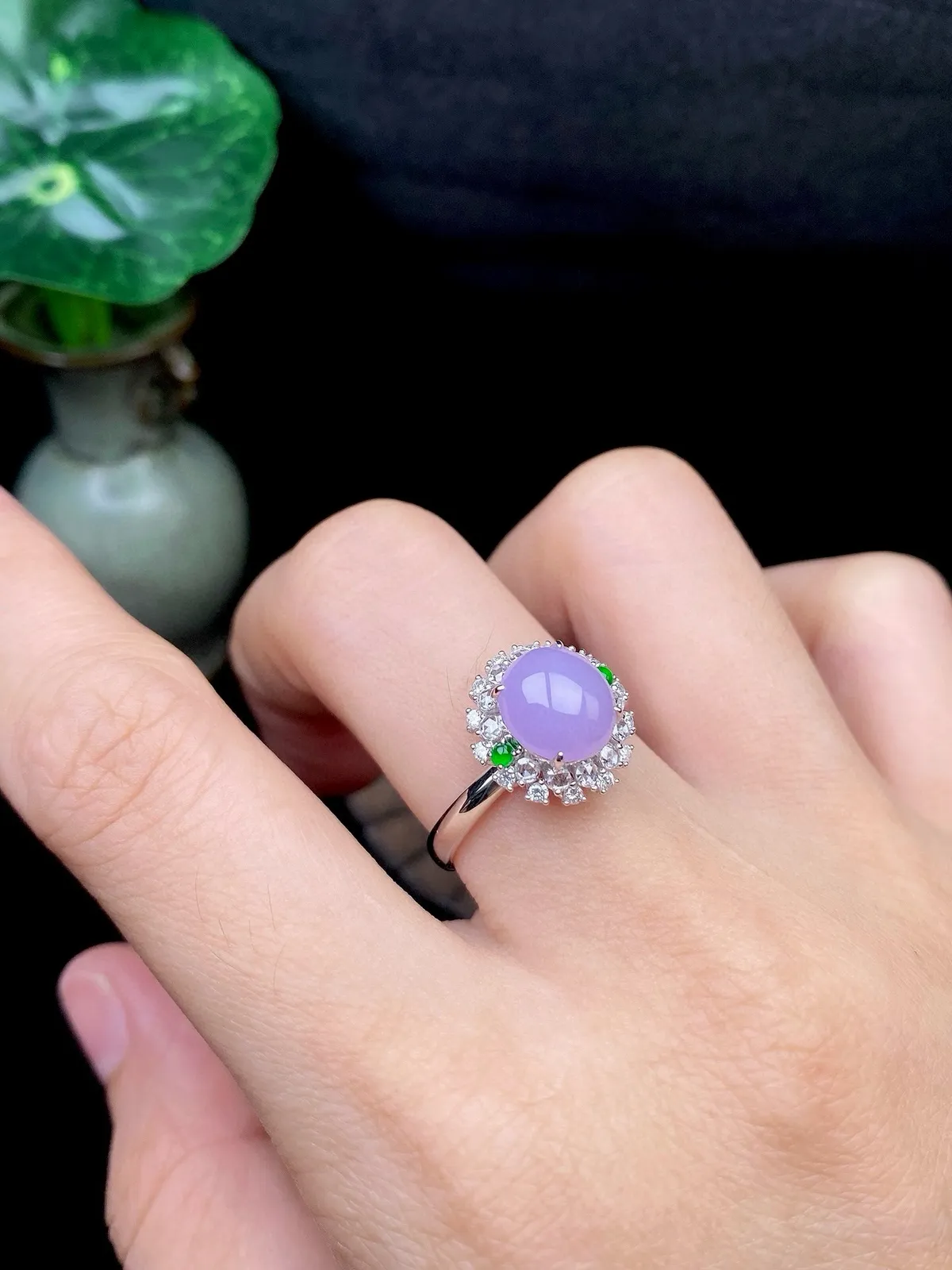 【冰种紫蛋面戒指】质地细腻，饱满度很好，晶莹剔透，18k金钻镶嵌，裸石尺寸8.5*7.8*3.7毫米