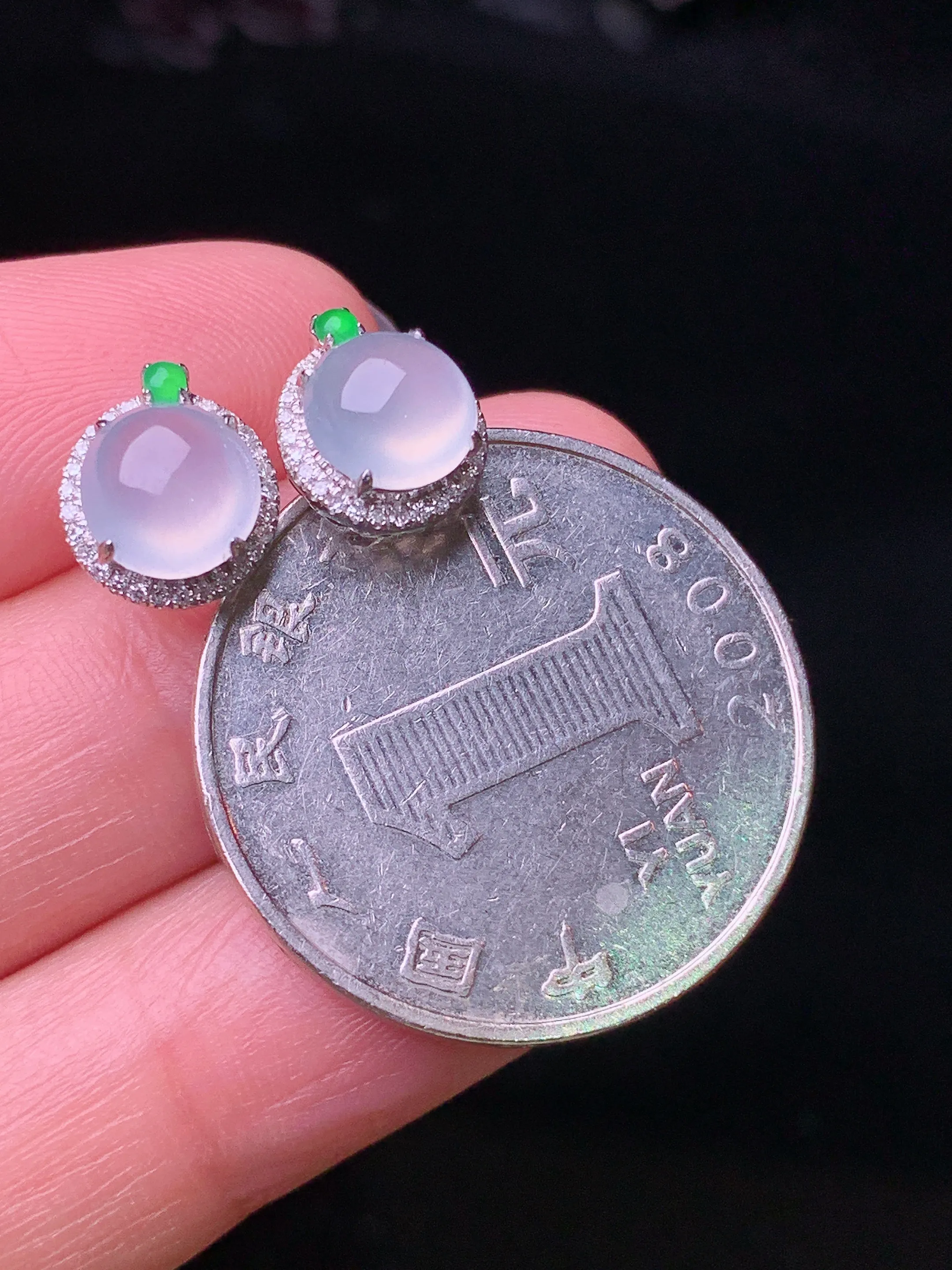 18k金钻镶嵌冰种蛋面耳钉 玉质细腻 水润亮眼 色泽艳丽 整体尺寸9.5*8.5*6.5