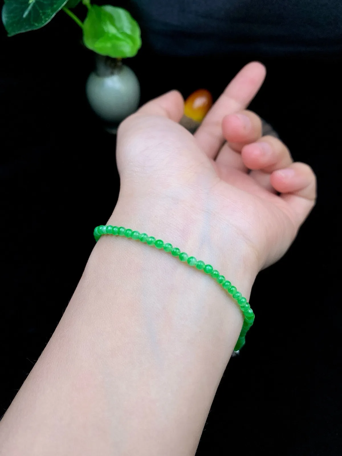 【冰种满绿珠链】珠链、手链两用款，质地细腻，光感很好，色泽娇艳纯正。完整度很不错，收藏品质