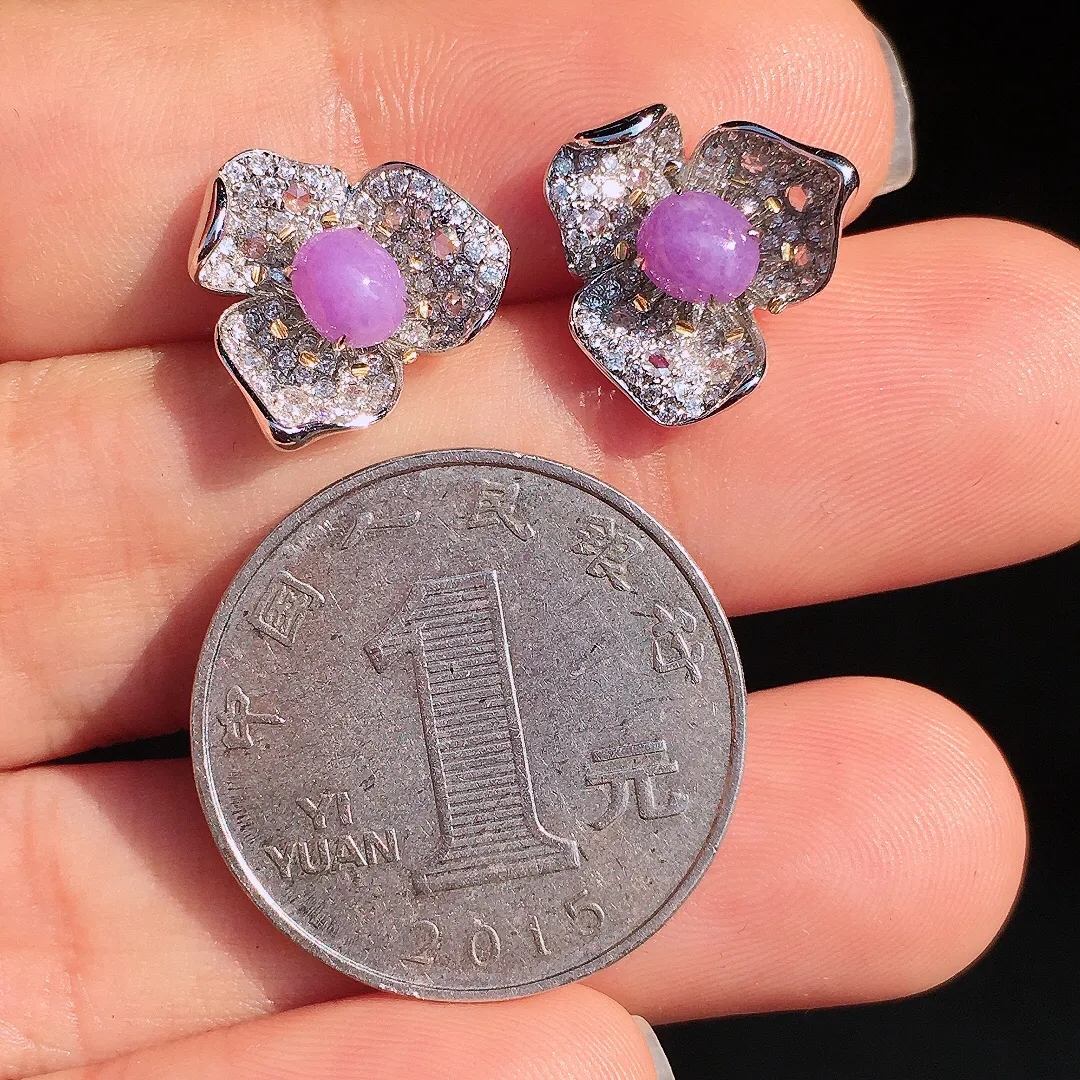 紫罗兰蛋面耳钉，色泽均匀艳丽，玉质细腻，荧光感超
强，饱满圆润，尽显优雅气质，18k
金豪华镶嵌