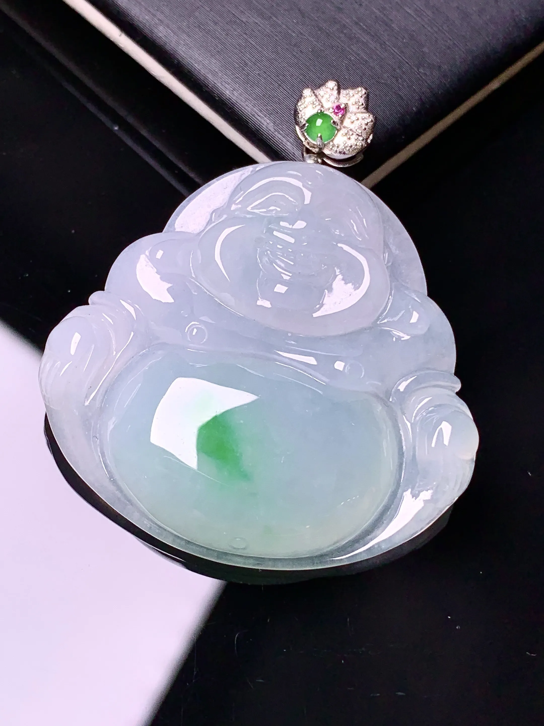 18k金钻镶嵌飘绿佛公吊坠 玉质细腻 水润亮眼 色泽艳丽 整体尺寸40.7*34.7*6.2