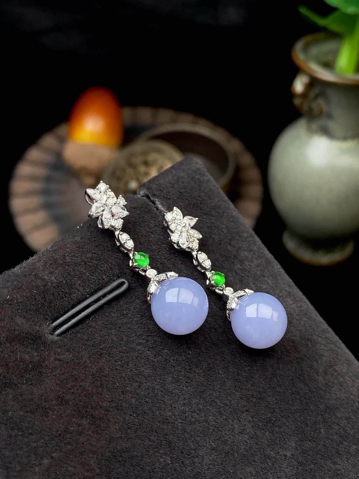 【冰种紫珠耳坠】质地细腻，色泽鲜亮，光泽度不错，18k金钻镶嵌，直径8.7毫米