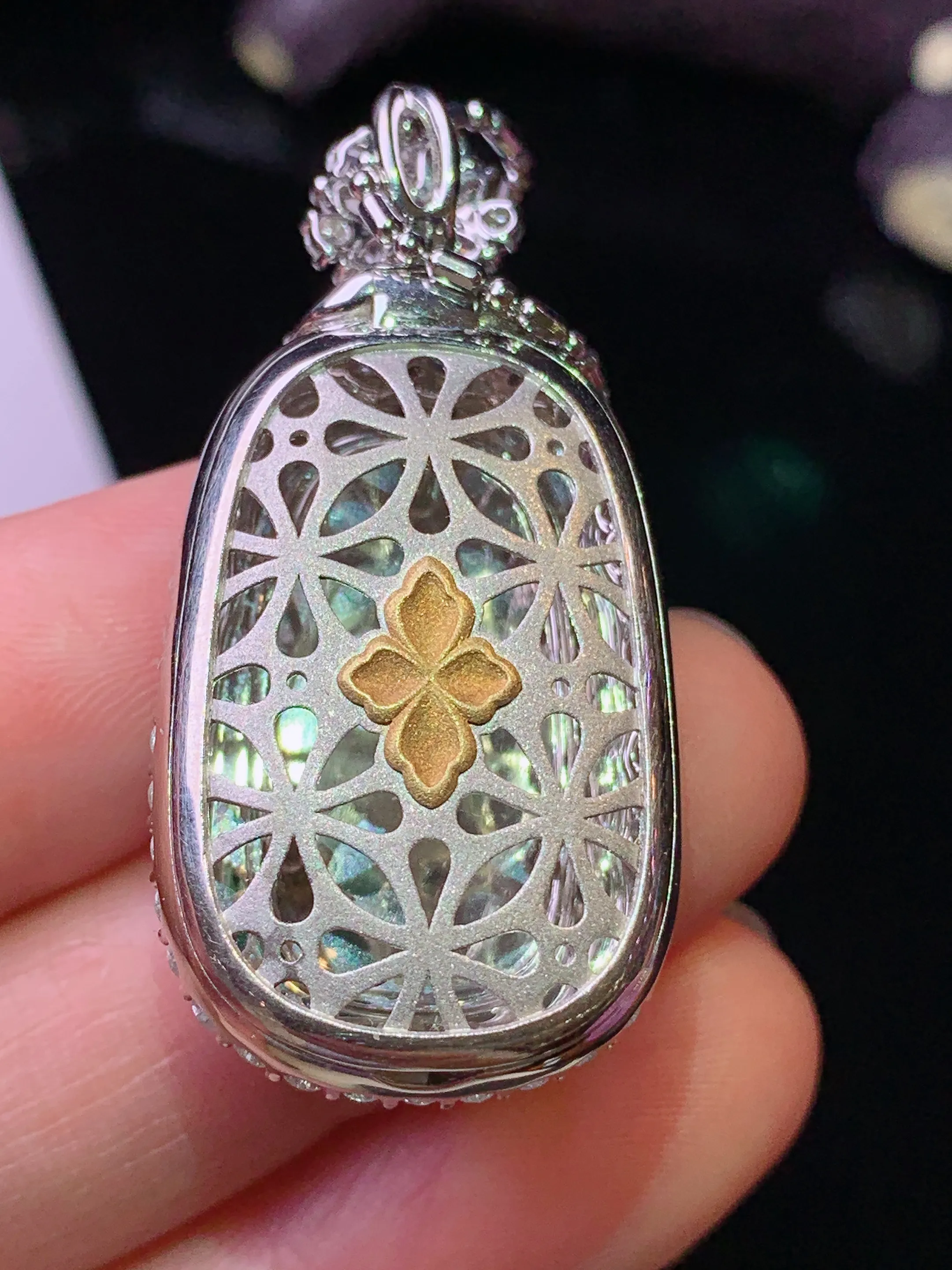 18k金钻镶嵌满绿如意吊坠 玉质细腻 水润亮眼 色泽艳丽 整体尺寸39.7*19.7*10