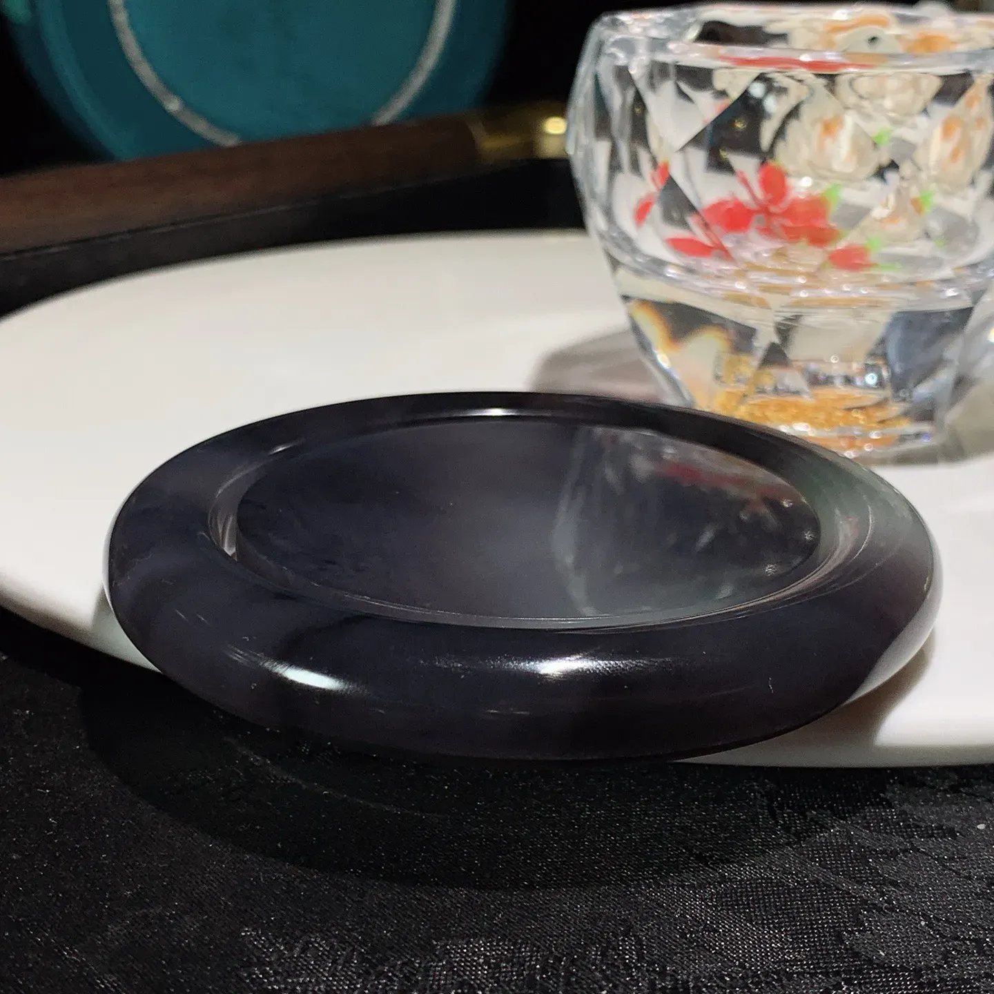 58圈口和田玉三色帝王紫翠青圆条手镯。58圈口条宽11厚11重137克。镯子心尺寸玉质细腻油润。手推出油。佩戴高端典雅。lt251208