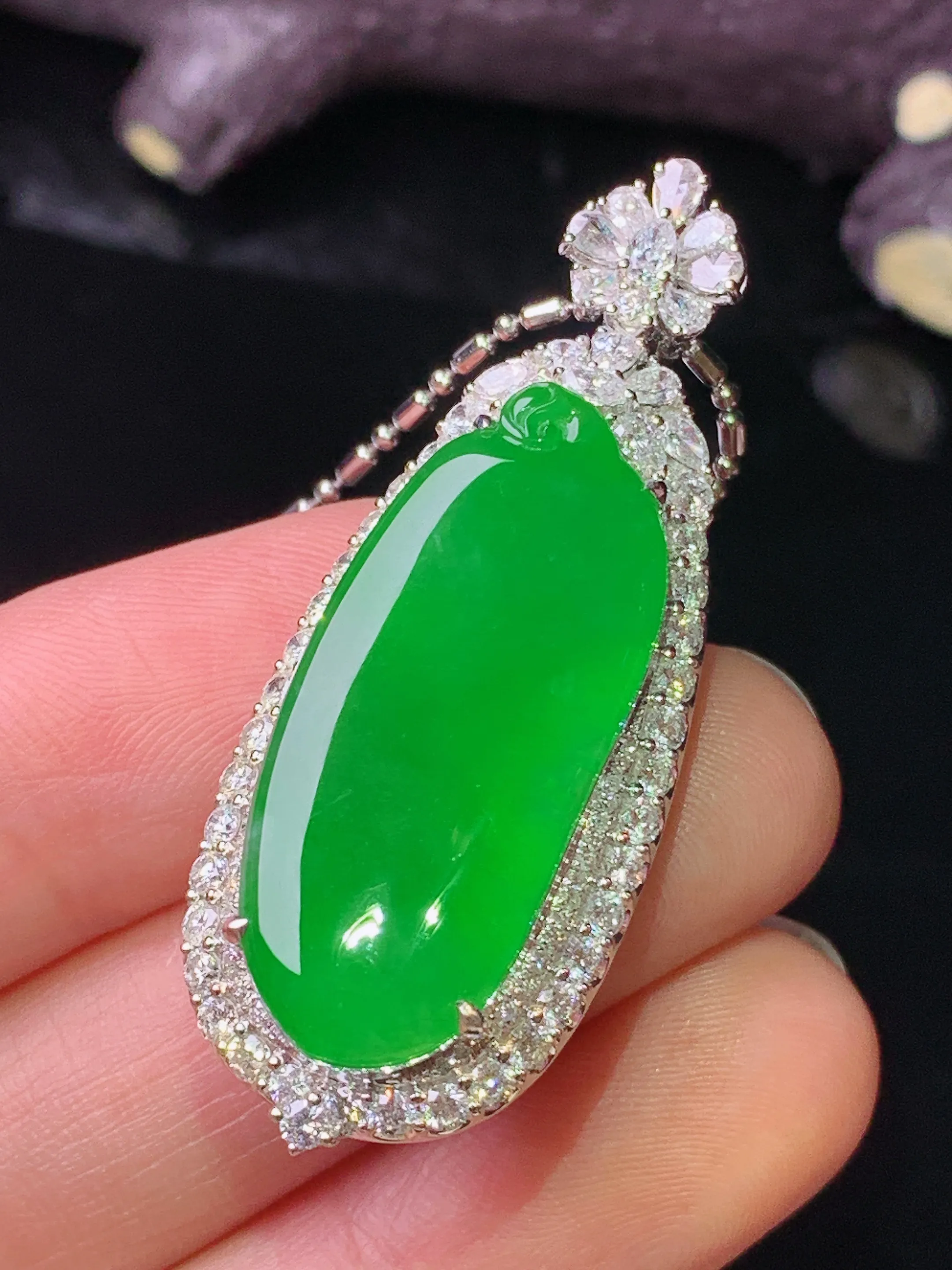 18k金钻镶嵌满绿福瓜吊坠 玉质细腻 水润亮眼 色泽艳丽 整体尺寸44.3*17.3*11.3