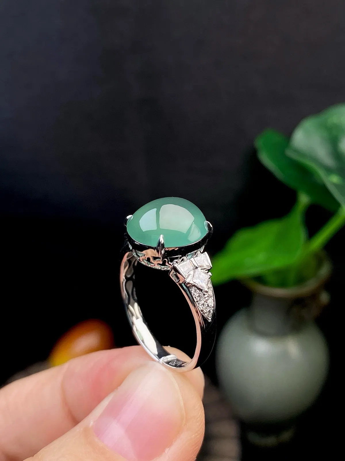 【冰种晴蛋面戒指】饱满度很好，无纹无裂，晶莹剔透，18k金钻镶嵌，裸石尺寸11.2*10.3*4.7