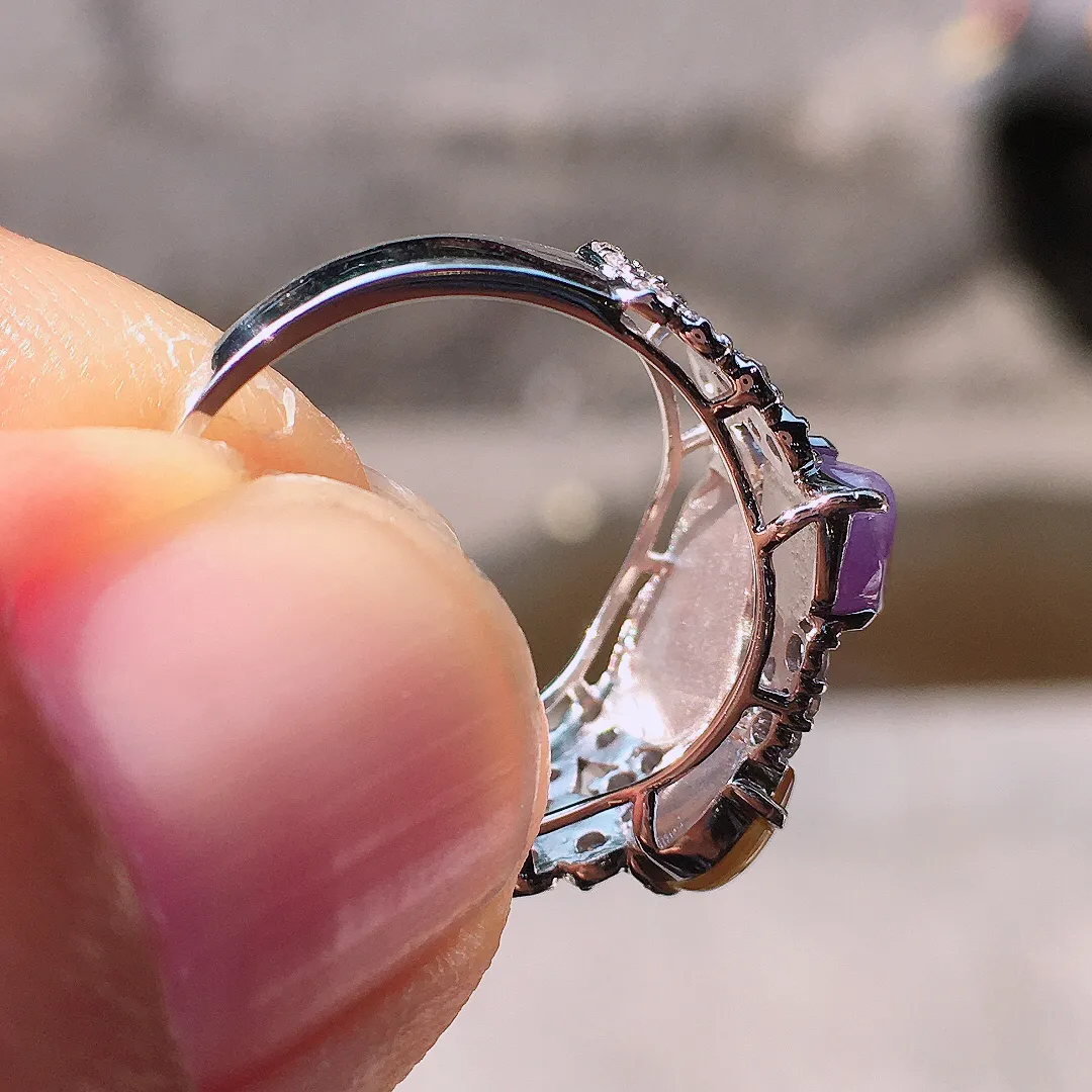 阳绿葫芦戒指，色泽均匀艳丽，玉质细腻，荧光感超
强，饱满圆润，尽显优雅气质，18k
金豪华镶嵌