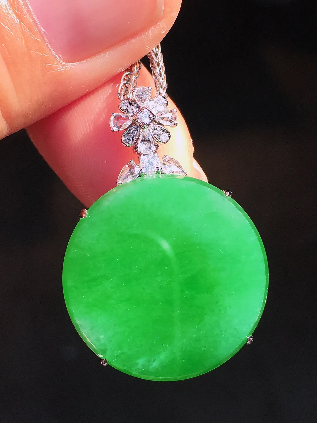 阳绿平安扣吊坠，色泽均匀艳丽，玉质细腻，荧光感超
强，饱满圆润，尽显优雅气质，18k
金豪华镶嵌