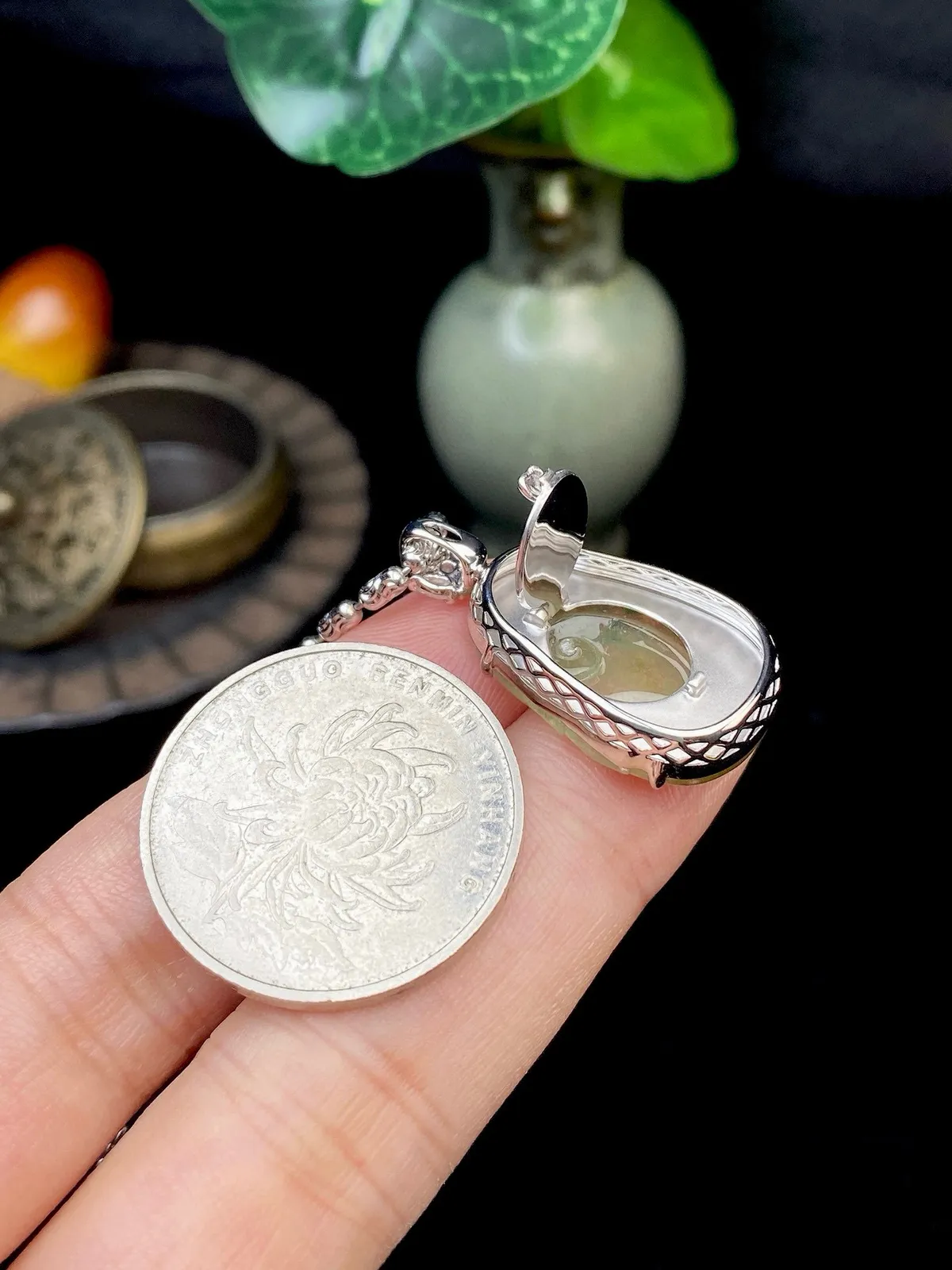 【冰种黄加绿如意吊坠】种水很好，颜色漂亮，浓郁纯正，上身佩戴效果上佳，冰润通透，晶莹闪亮，18K金钻镶嵌，裸石尺寸22.4*15.4*2.8毫米