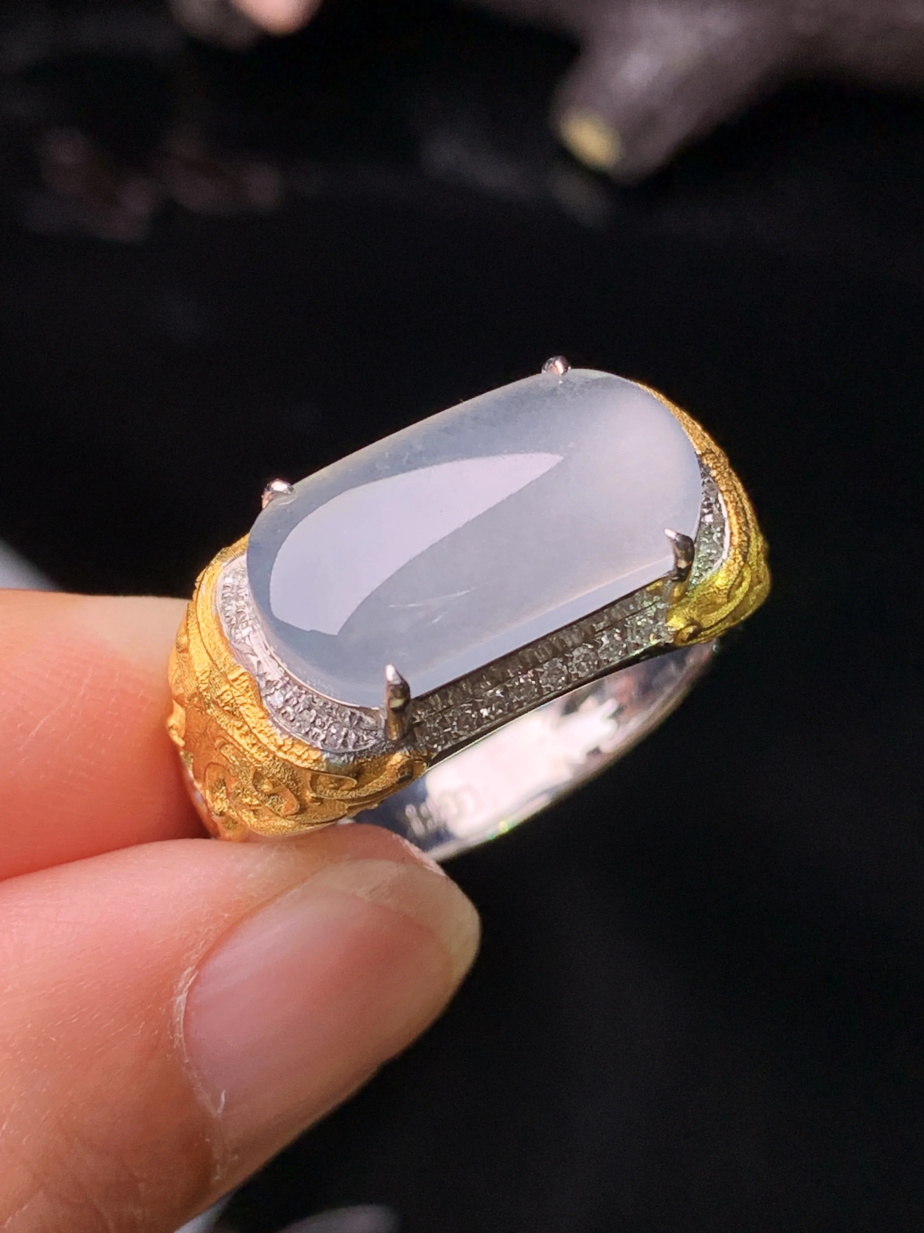 18k金钻镶嵌冰种马鞍戒指 玉质细腻 水润亮眼 色泽艳丽 圈口20 裸石尺寸8.6*16.8*2.8