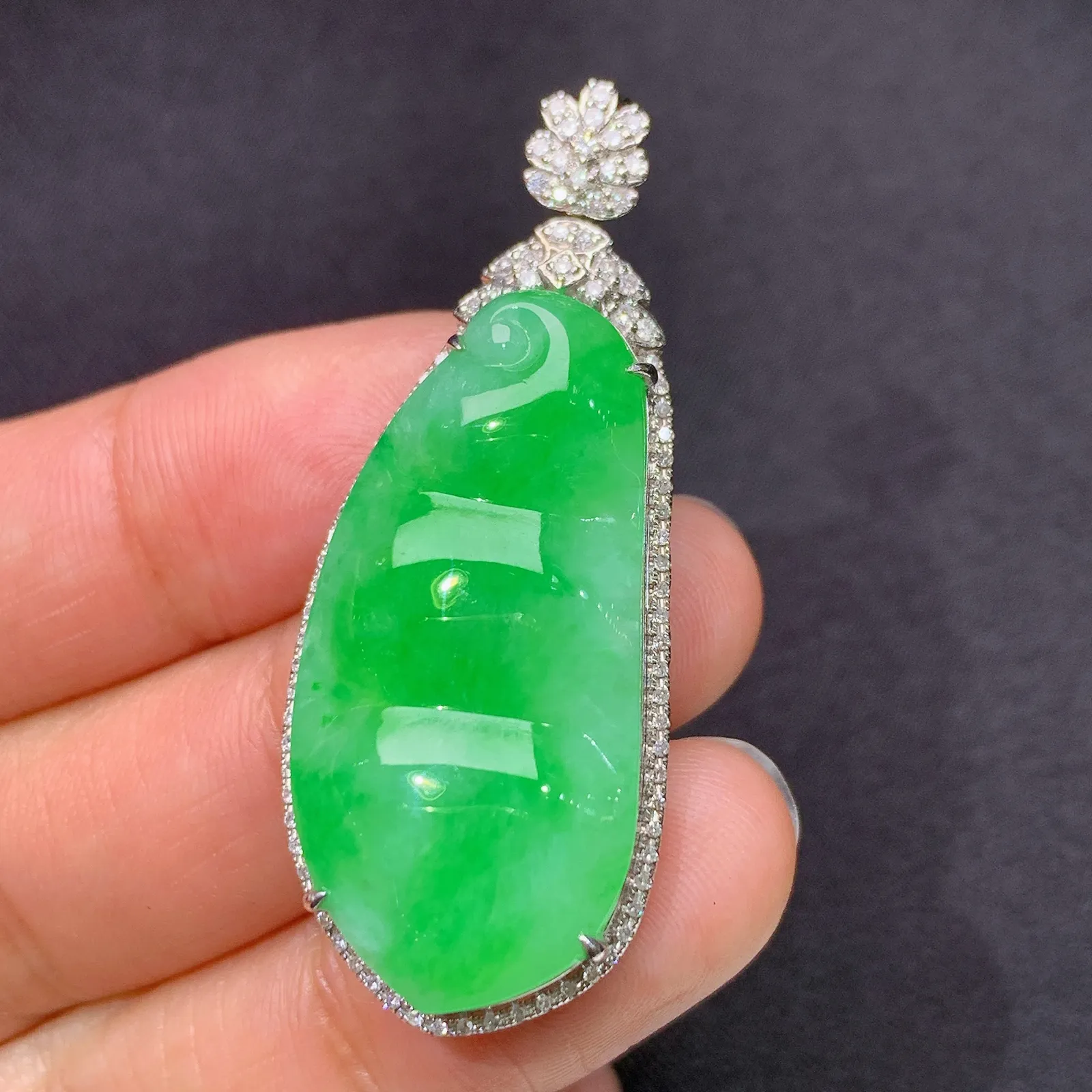 阳绿福豆吊坠，18k金镶嵌，冰润色阳，玉质细腻，种水足 尺寸44.6*17.9*8.7