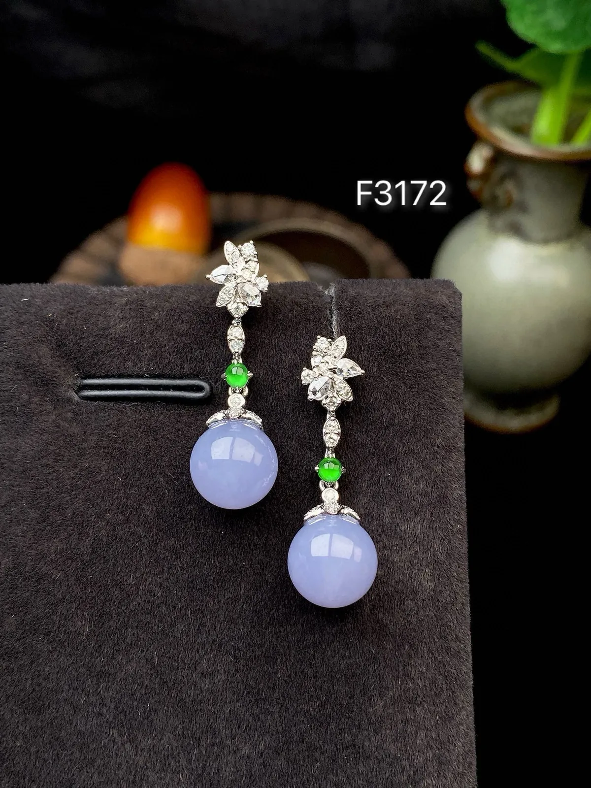 【冰种紫珠耳坠】质地细腻，色泽鲜亮，光泽度不错，18k金钻镶嵌，直径8.7毫米