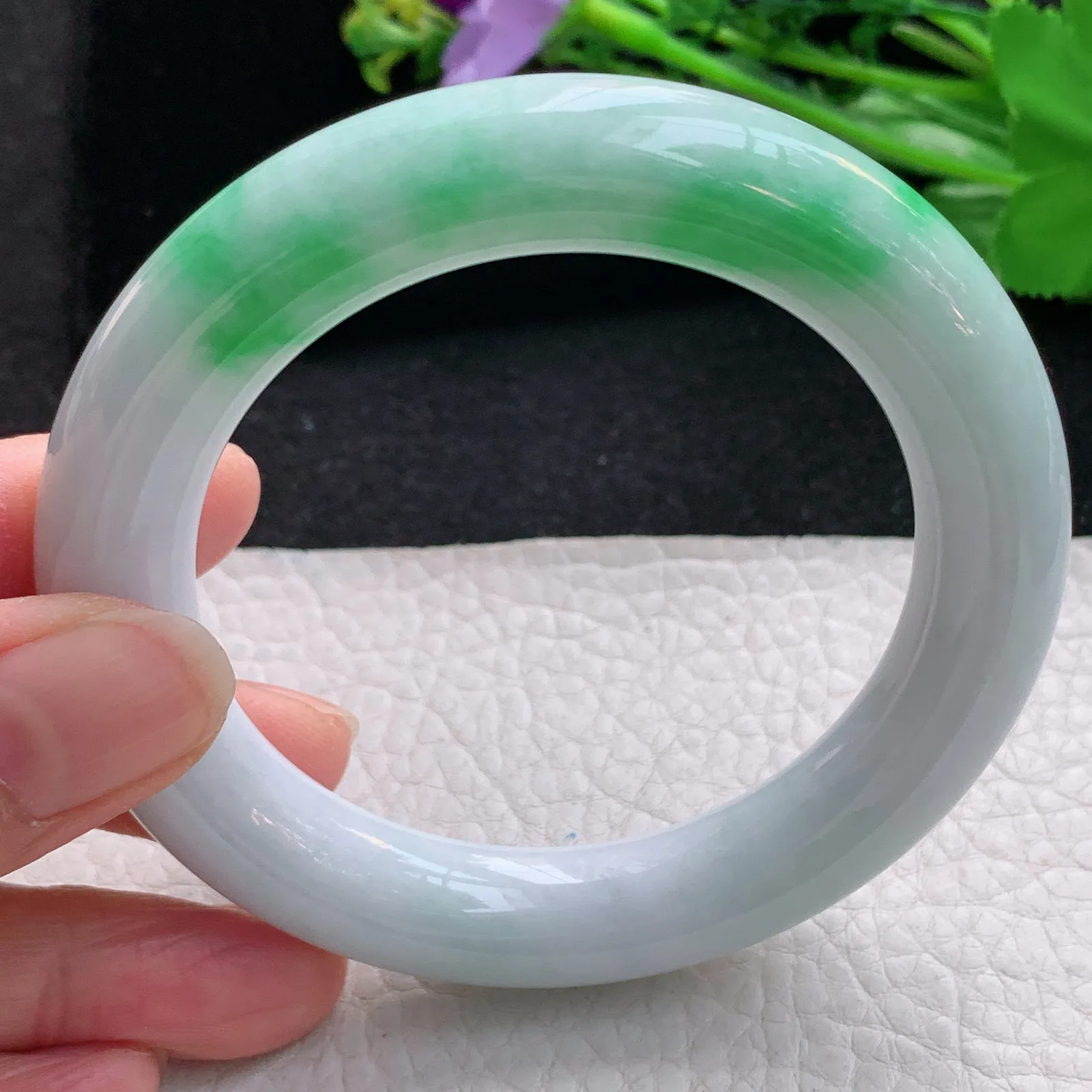 cc自然光56.5*12.3*12胖圆镯 天然缅甸翡翠飘绿圆条玉手镯 珠宝玉手环