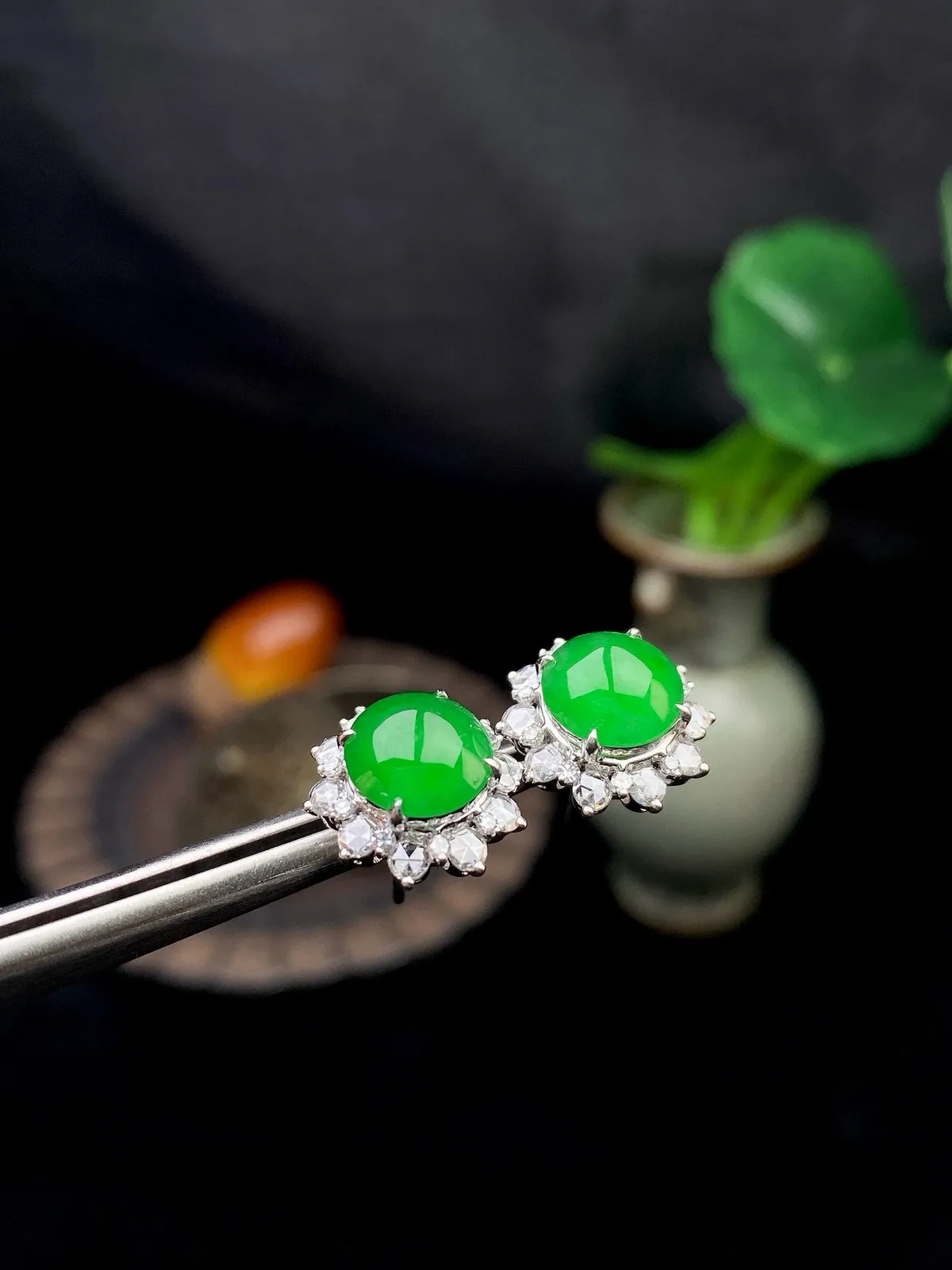 【冰种满绿蛋面耳钉】冰绿耳钉，饱满圆润，纯净冰透，上耳时尚大方。18k金钻镶嵌，裸石尺寸7.9*3.