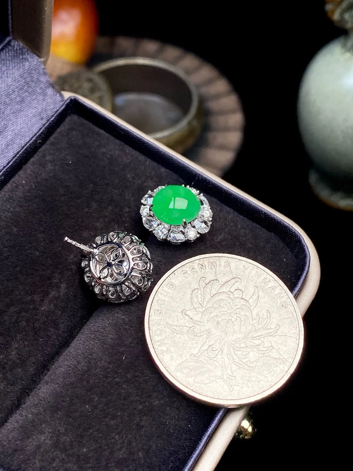 【冰种满绿蛋面耳钉】冰绿耳钉，饱满圆润，纯净冰透，上耳时尚大方。18k金钻镶嵌，裸石尺寸8.1*7.6*3.1毫米