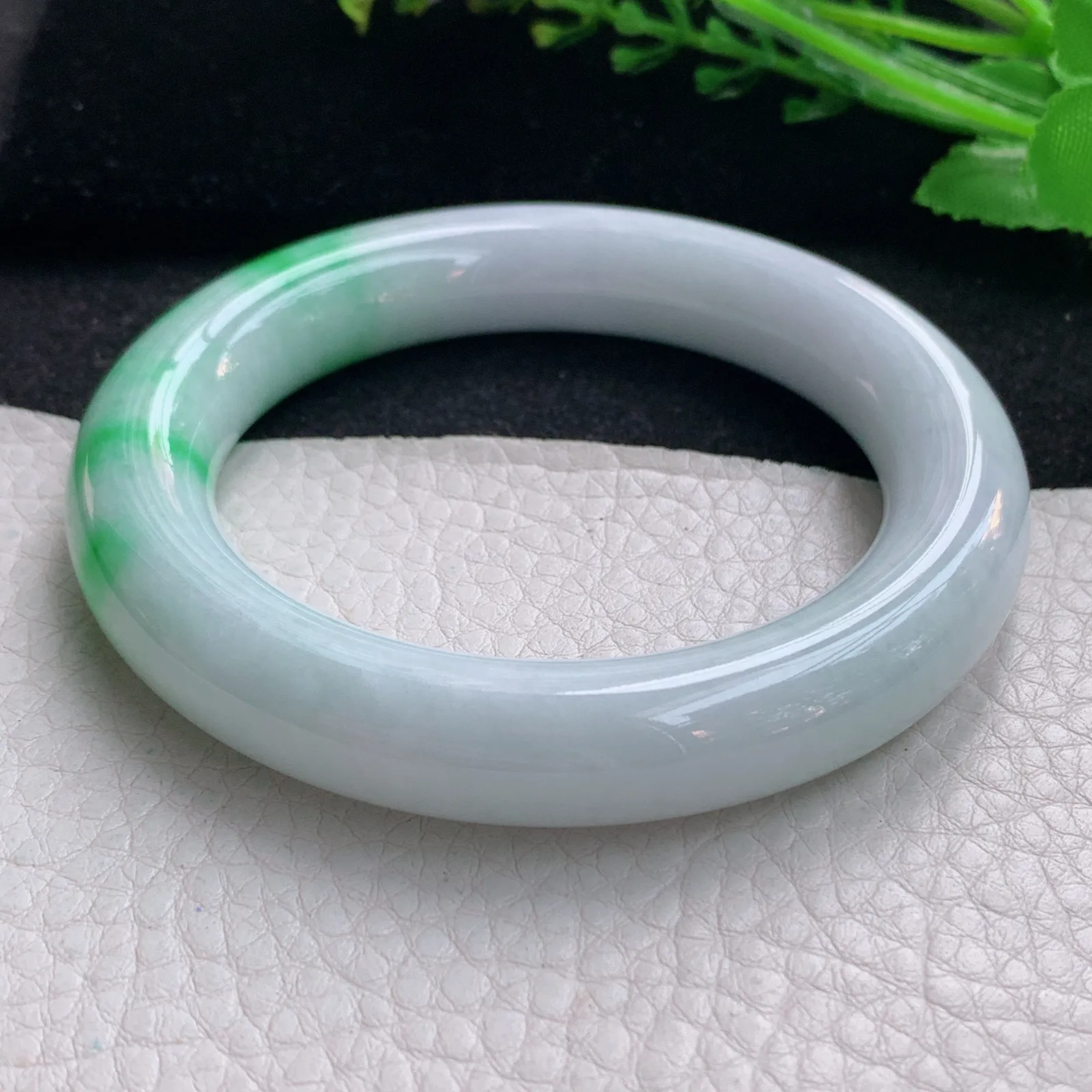 cc自然光56.5*12.3*12胖圆镯 天然缅甸翡翠飘绿圆条玉手镯 珠宝玉手环