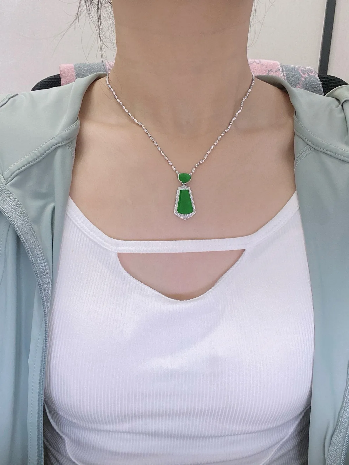 【冰种满绿无事牌】种水上乘，通透闪亮，晶莹剔透。18K金钻镶嵌，裸石尺寸17*11*2.8毫米。