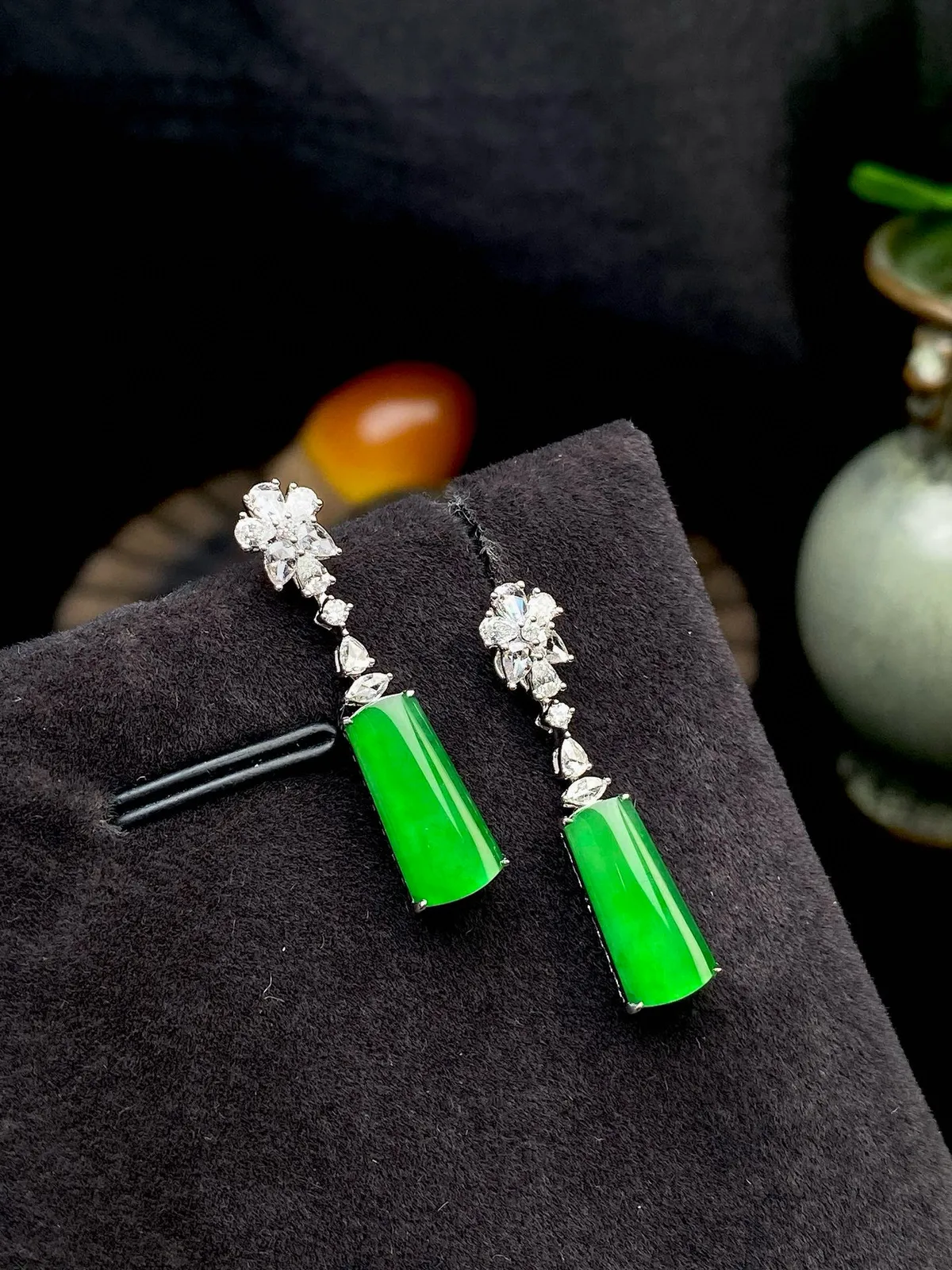 【冰种满绿无事牌耳坠】种水上乘，通透闪亮，晶莹剔透。18K金钻镶嵌，裸石尺寸12.6*6*2.5毫米