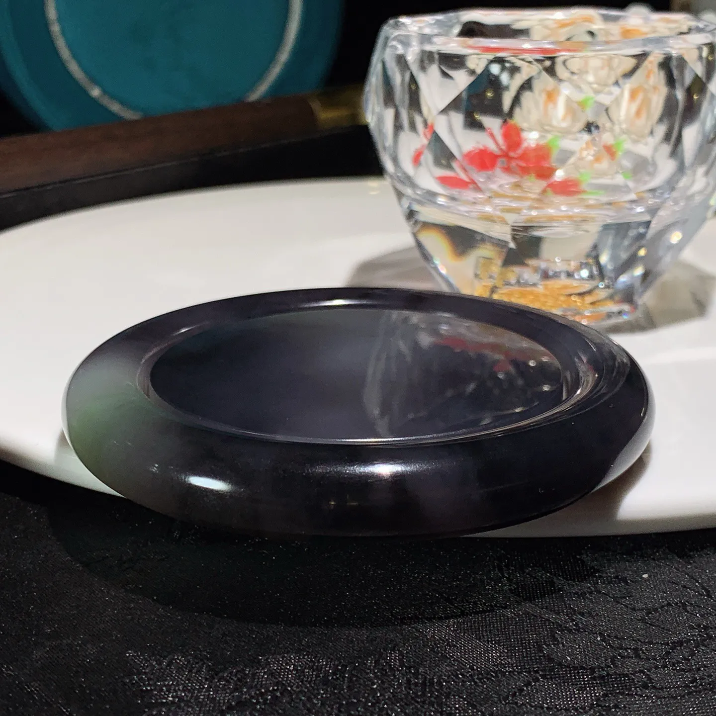 58圈口和田玉三色帝王紫翠青圆条手镯。58圈口条宽11厚11重137克。镯子心尺寸玉质细腻油润。手推出油。佩戴高端典雅。lt251208