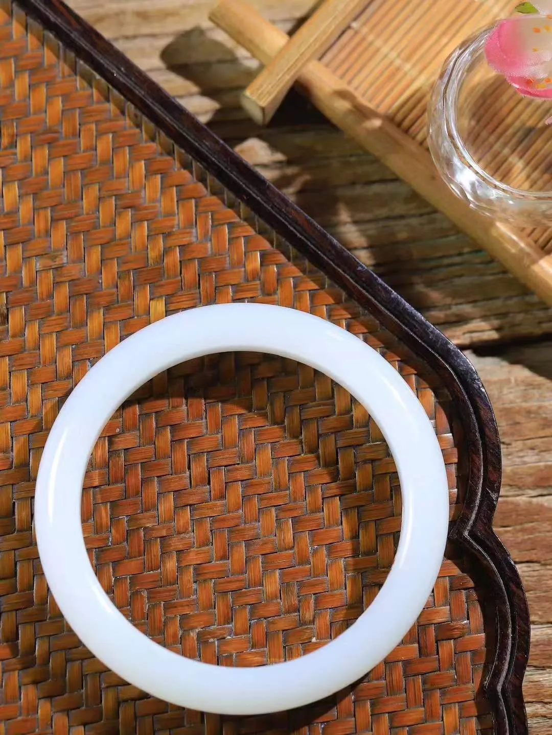 【腕间柔情.手镯】   

收藏级臻品️和田玉白玉手镯 玉质温润细腻 油性十足 古朴秀雅 轻抚岁月的栏杆软香温玉，腕间玉镯轻轻晃动，令人情动心间，撷一缕月末的芬芳，把心思铺陈，时光静美，惟有你最温柔。重49.5克   尺寸58-11.7-8.3mm  46120855A