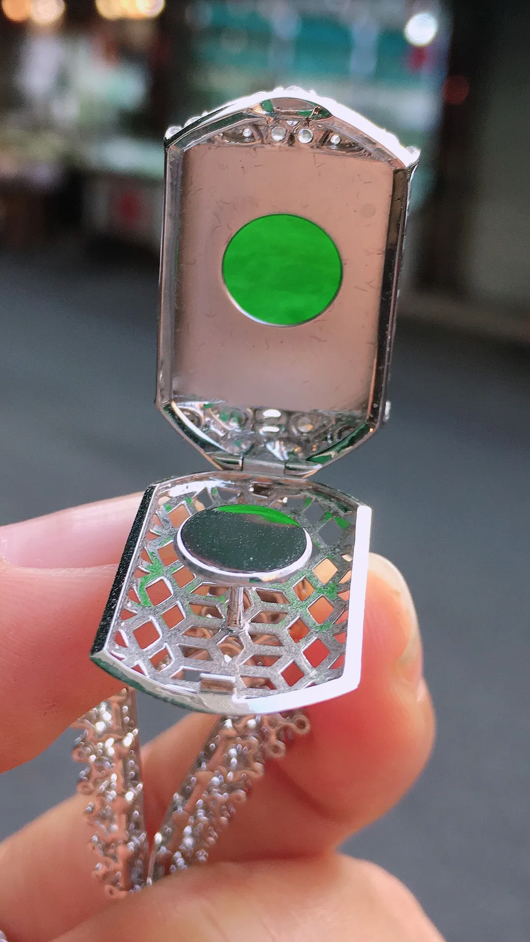 阳绿无事牌项链，色泽均匀艳丽，玉质细腻，荧光感超
强，饱满圆润，尽显优雅气质，18k
金豪华镶嵌