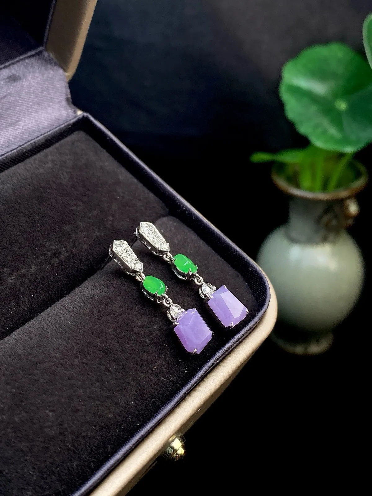 【冰种紫珠耳坠】质地细腻，色泽鲜亮，光泽度不错，18k金钻镶嵌，裸石尺寸6.2*5.2*2.8毫米