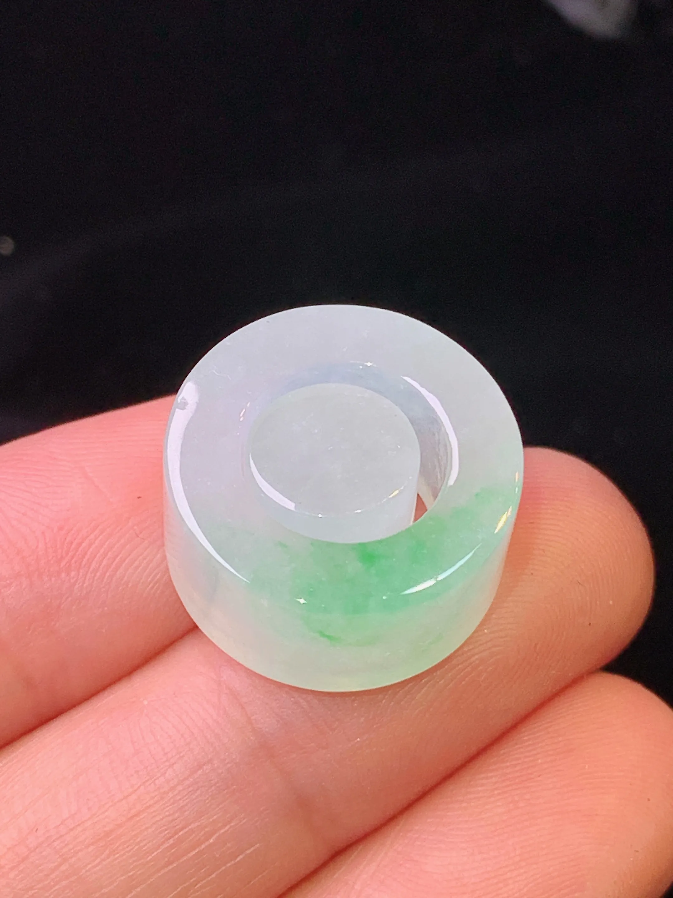 飘绿子母环吊坠 玉质细腻 水润亮眼 色泽艳丽 整体尺寸17.6*17.6*9