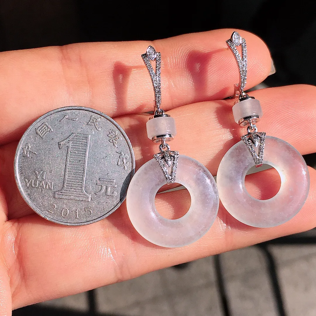 冰种平安扣耳坠，玉质细腻，荧光感超
强，饱满圆润，尽显优雅气质，18k
金豪华镶嵌