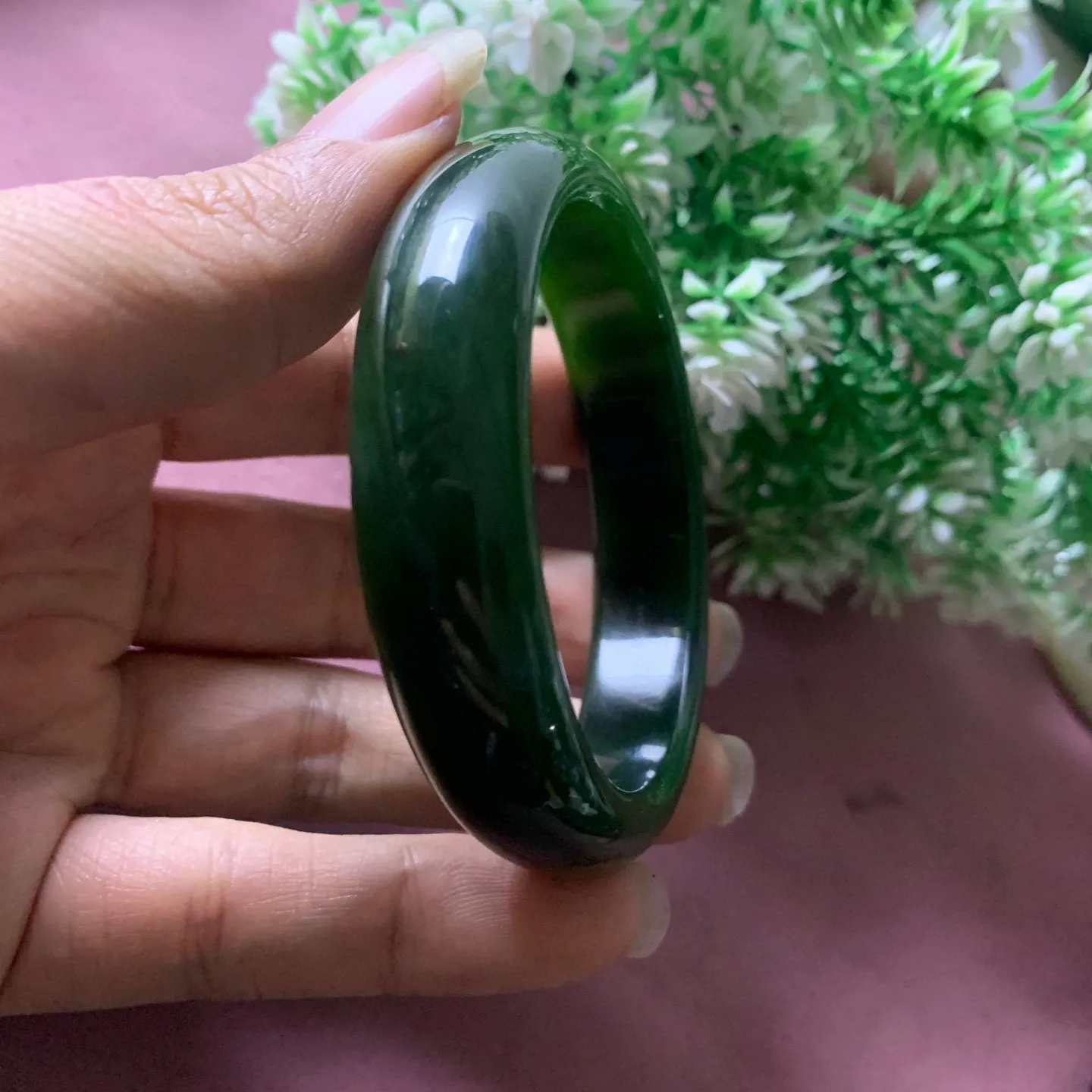 56.5圈口和田玉碧玉菠菜绿宽版手镯【挽间柔情】，镯型古朴典雅。在诗情画意的雨巷相遇，你是我腕间的一