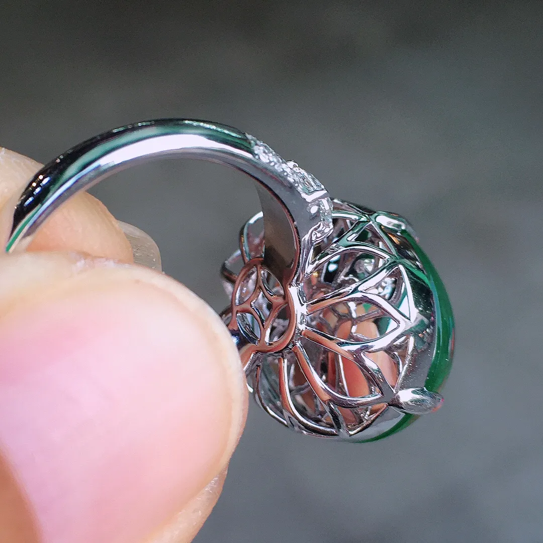 阳绿蛋面戒指，色泽均匀艳丽，玉质细腻，荧光感超
强，饱满圆润，尽显优雅气质，18k
金豪华镶嵌