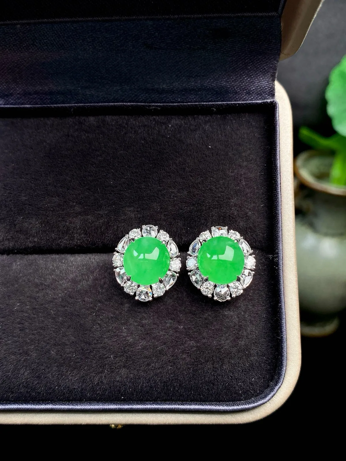 【冰种满绿蛋面耳钉】冰绿耳钉，饱满圆润，纯净冰透，上耳时尚大方。18k金钻镶嵌，裸石尺寸8.1*7.6*3.1毫米