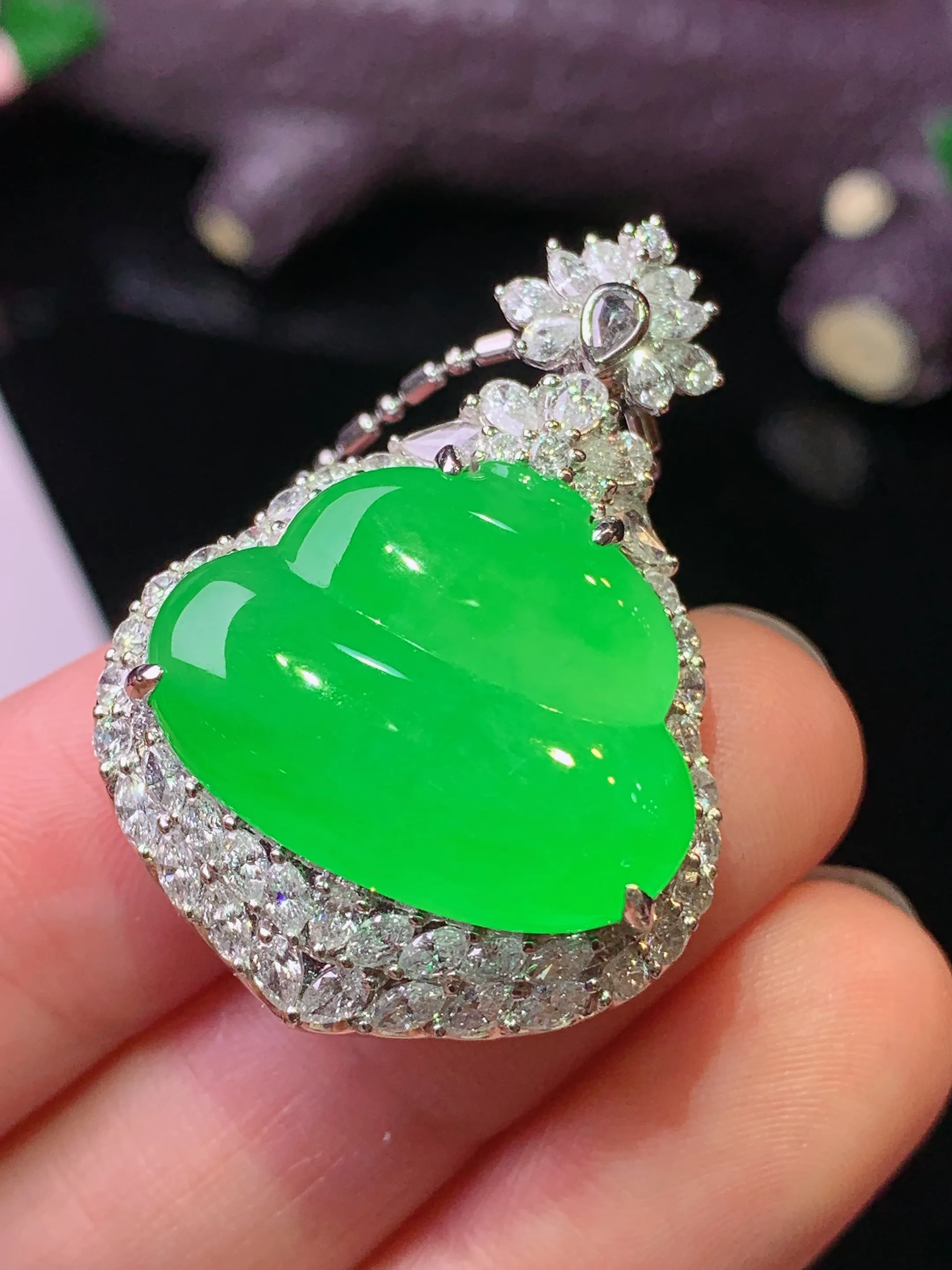 18k金钻镶嵌满绿葫芦吊坠 玉质细腻 水润亮眼 色泽艳丽 整体尺寸34.8*25*13