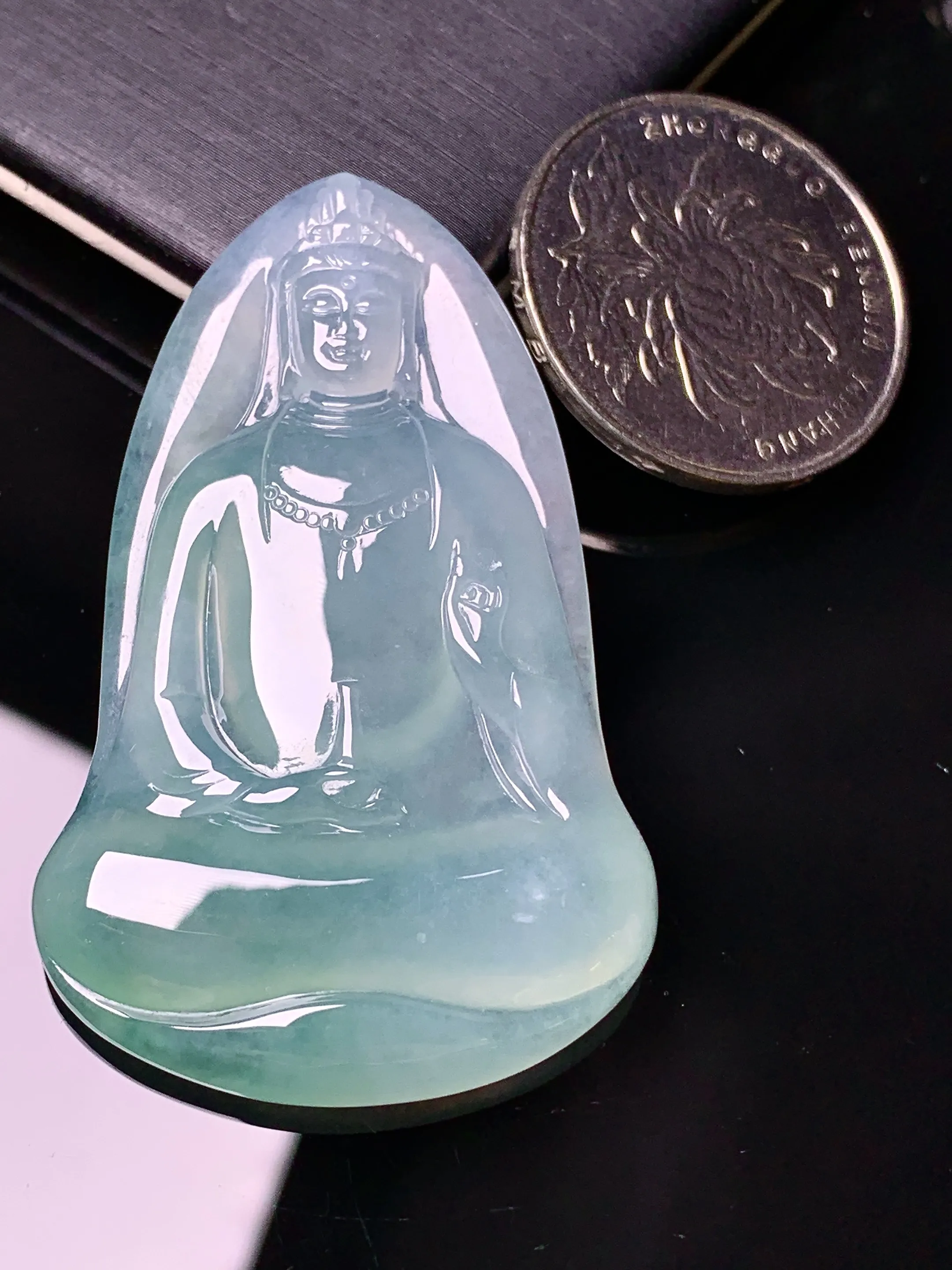 冰种飘绿观音吊坠 玉质细腻 水润亮眼 色泽艳丽 整体尺寸50.8*31.2*5.8