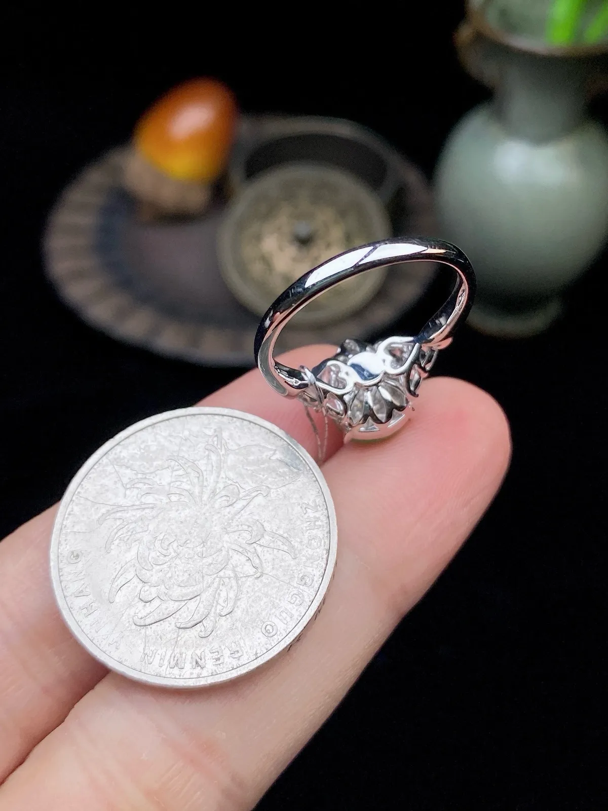 【冰种满绿葫芦戒指】质地细腻，冰润起光，胶感强烈，冰感明显，18K金钻精美镶嵌，裸石尺寸10*7.4*3.8毫米