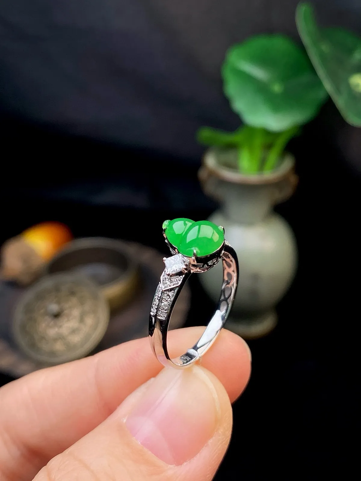 【冰种满绿葫芦戒指】质地细腻，冰润起光，胶感强烈，冰感明显，18K金钻精美镶嵌，裸石尺寸8.6*6.