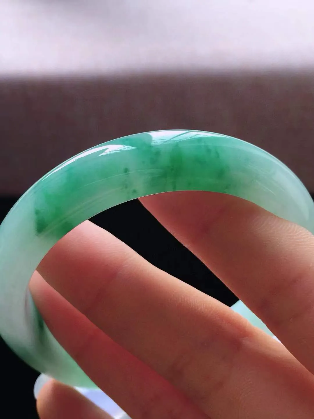 【翡翠名称】老种冰飘花53.8正圈口翡翠手镯
【翡翠尺寸】53.8*12.6*7.8mm适合53-55正圈口佩戴
【翡翠描述】缅甸天然翡翠A货，种老水足，玉质细腻，色泽靓丽，性价比高，佩戴效果好！