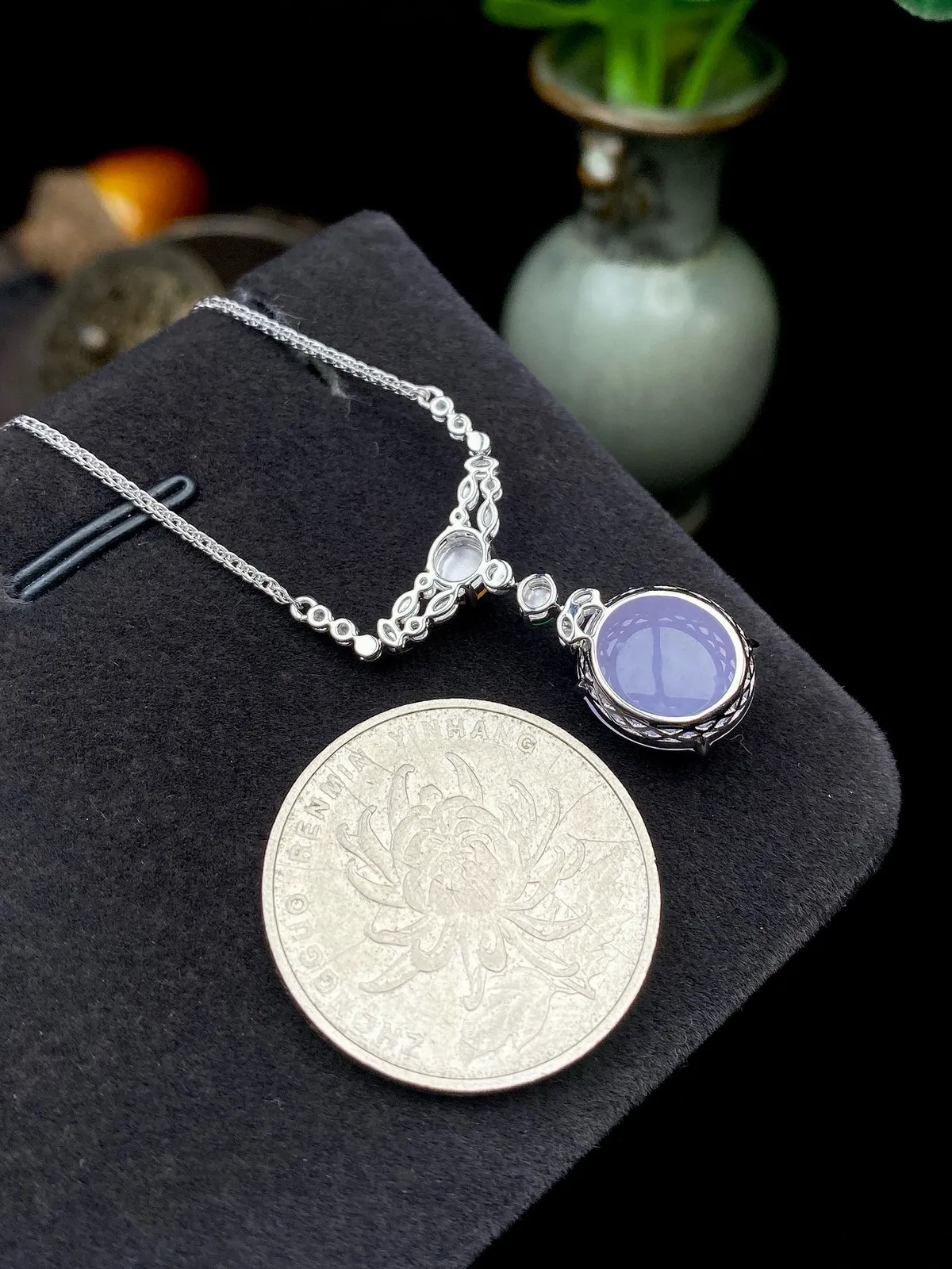 【冰种紫蛋面吊坠】质地细腻，饱满度很好，晶莹剔透，18k金钻镶嵌，裸石尺寸12*10.6*4.8毫米