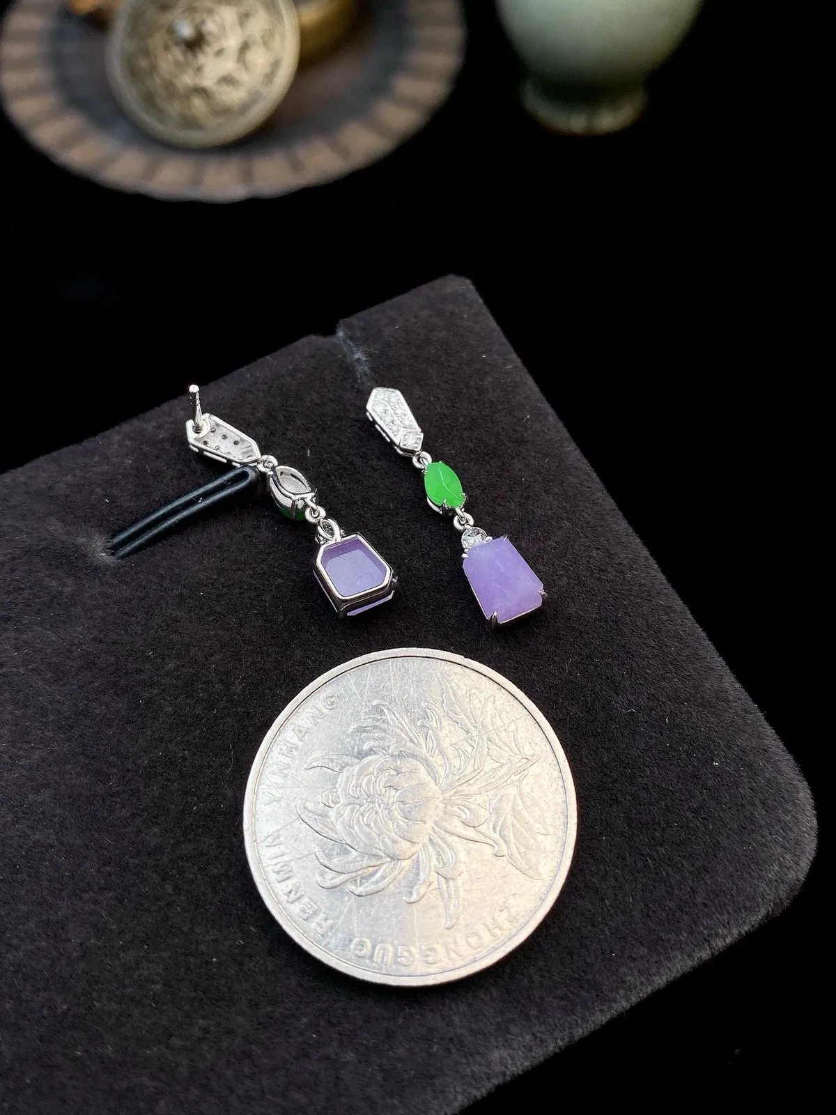 【冰种紫珠耳坠】质地细腻，色泽鲜亮，光泽度不错，18k金钻镶嵌，裸石尺寸6.2*5.2*2.8毫米