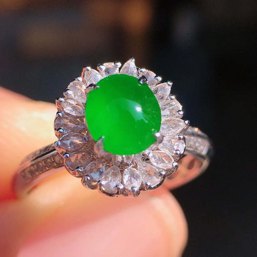 阳绿蛋面戒指，色泽均匀艳丽，玉质细腻，荧光感超
强，饱满圆润，尽显优雅气质，18k
金豪华镶嵌