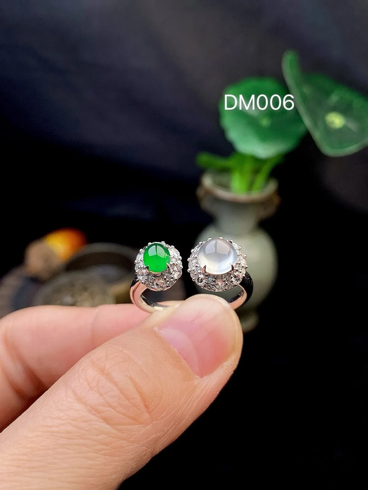 【冰种满绿+白蛋面戒指】种水色俱全，冰透闪亮，通透感饱满度很好，18k金钻镶嵌，裸石尺寸5.8*2.