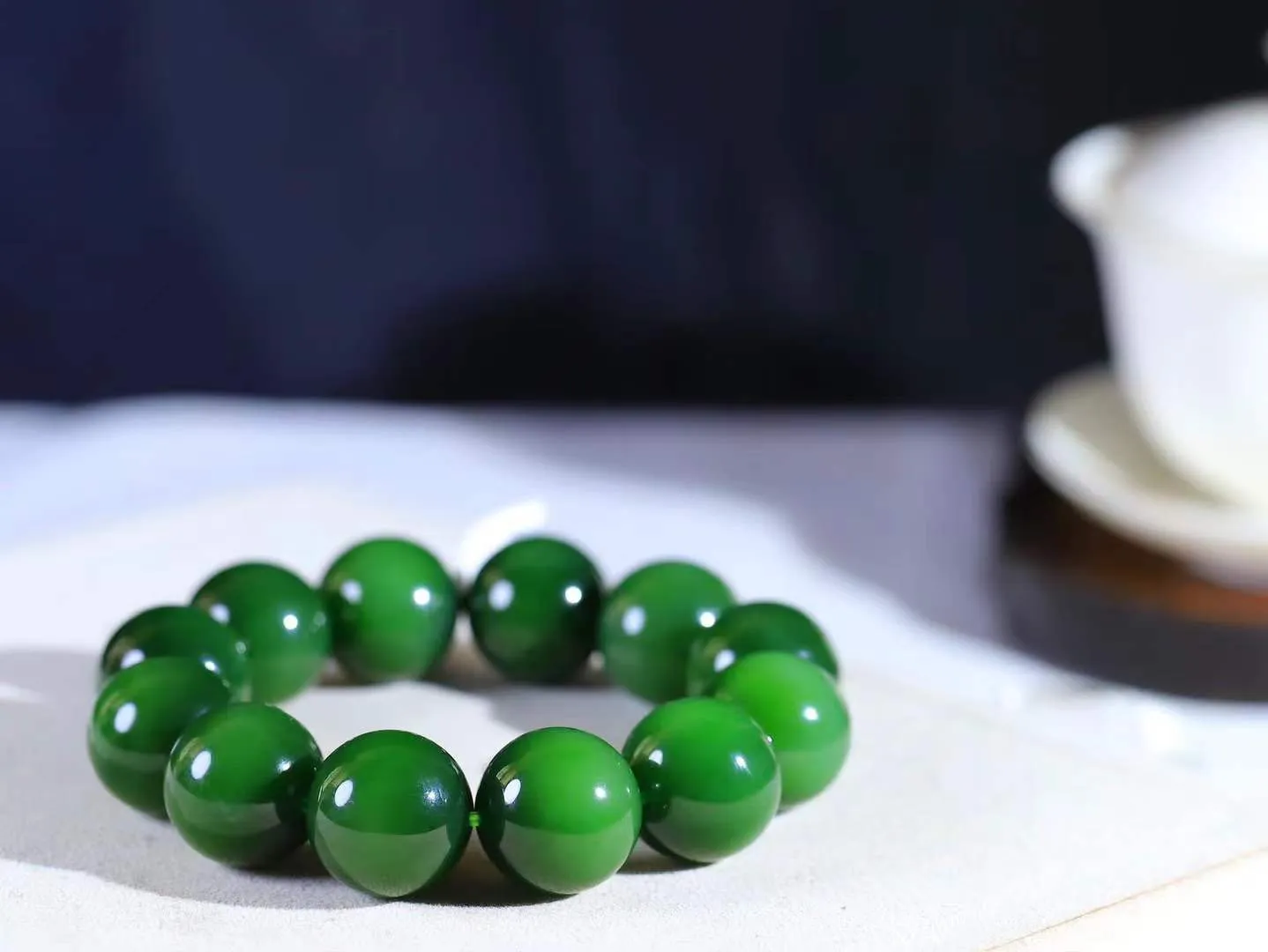 【珠圆玉润.手串】

收藏级臻品️和田玉碧玉珠圆玉润手串 玉质温润细腻  整串打磨圆润，佩戴舒适。