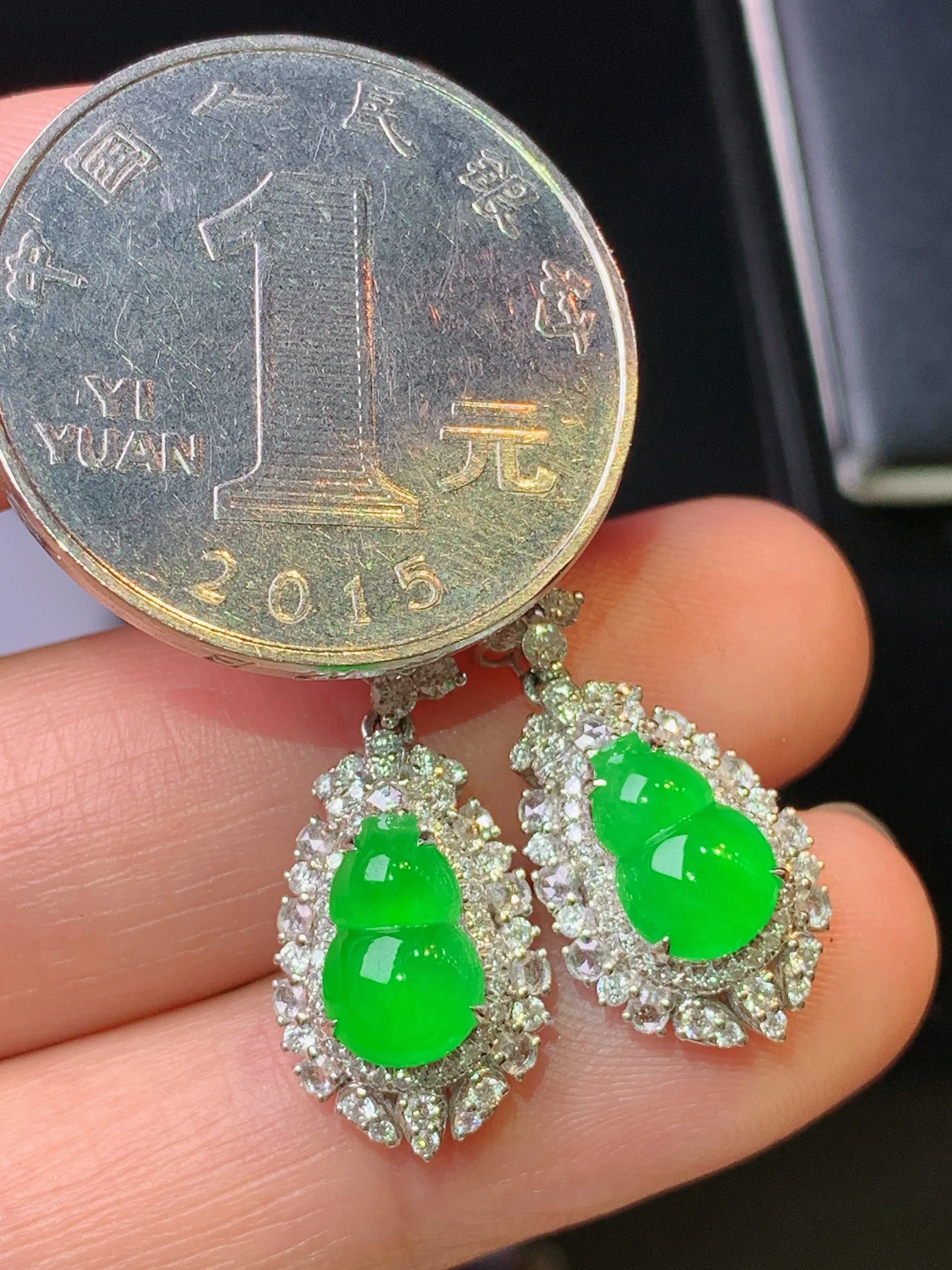 18k金钻镶嵌满绿葫芦耳坠 玉质细腻 水润亮眼 色泽艳丽 整体尺寸24.5*10.6*8