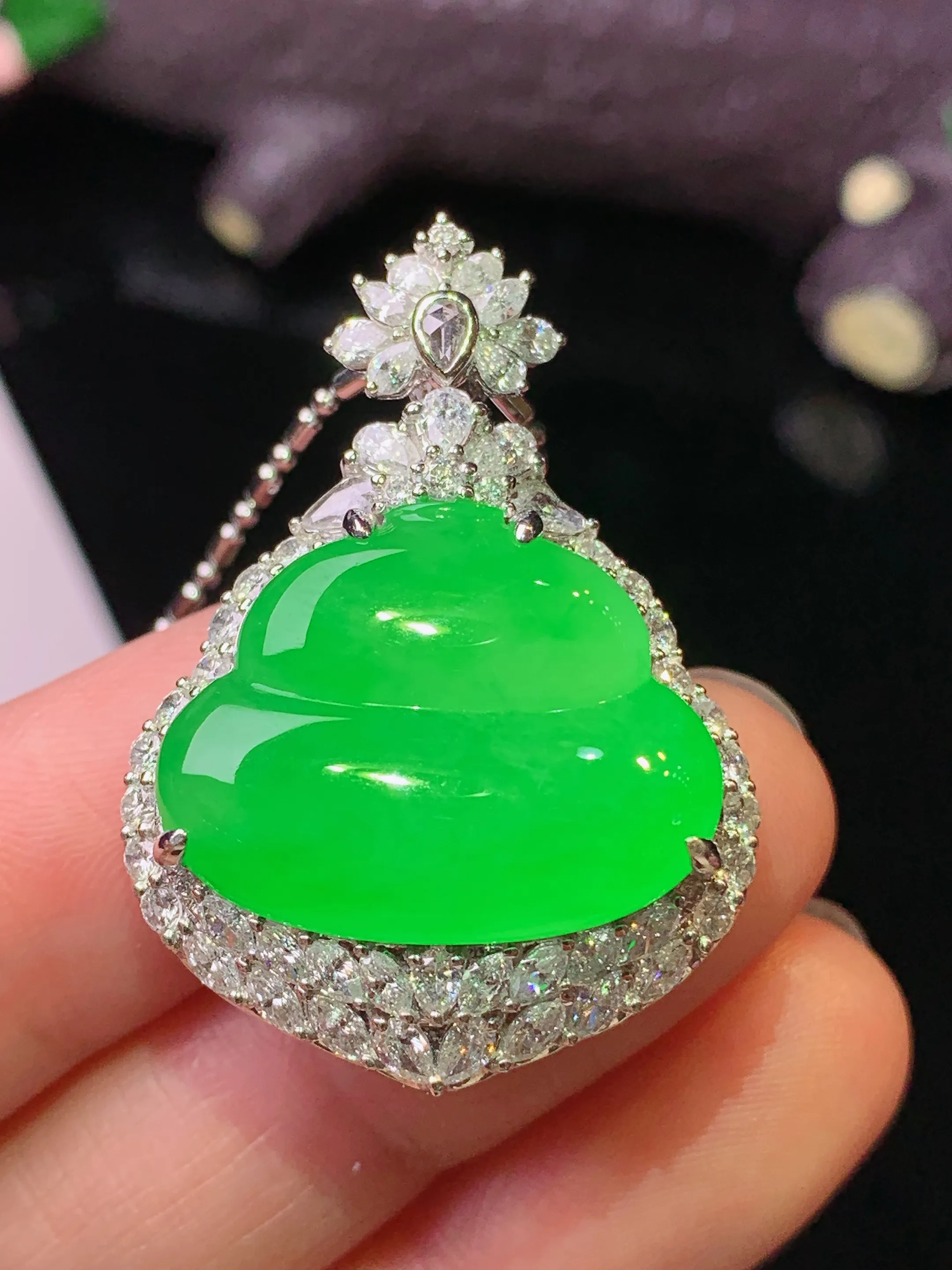 18k金钻镶嵌满绿葫芦吊坠 玉质细腻 水润亮眼 色泽艳丽 整体尺寸34.8*25*13