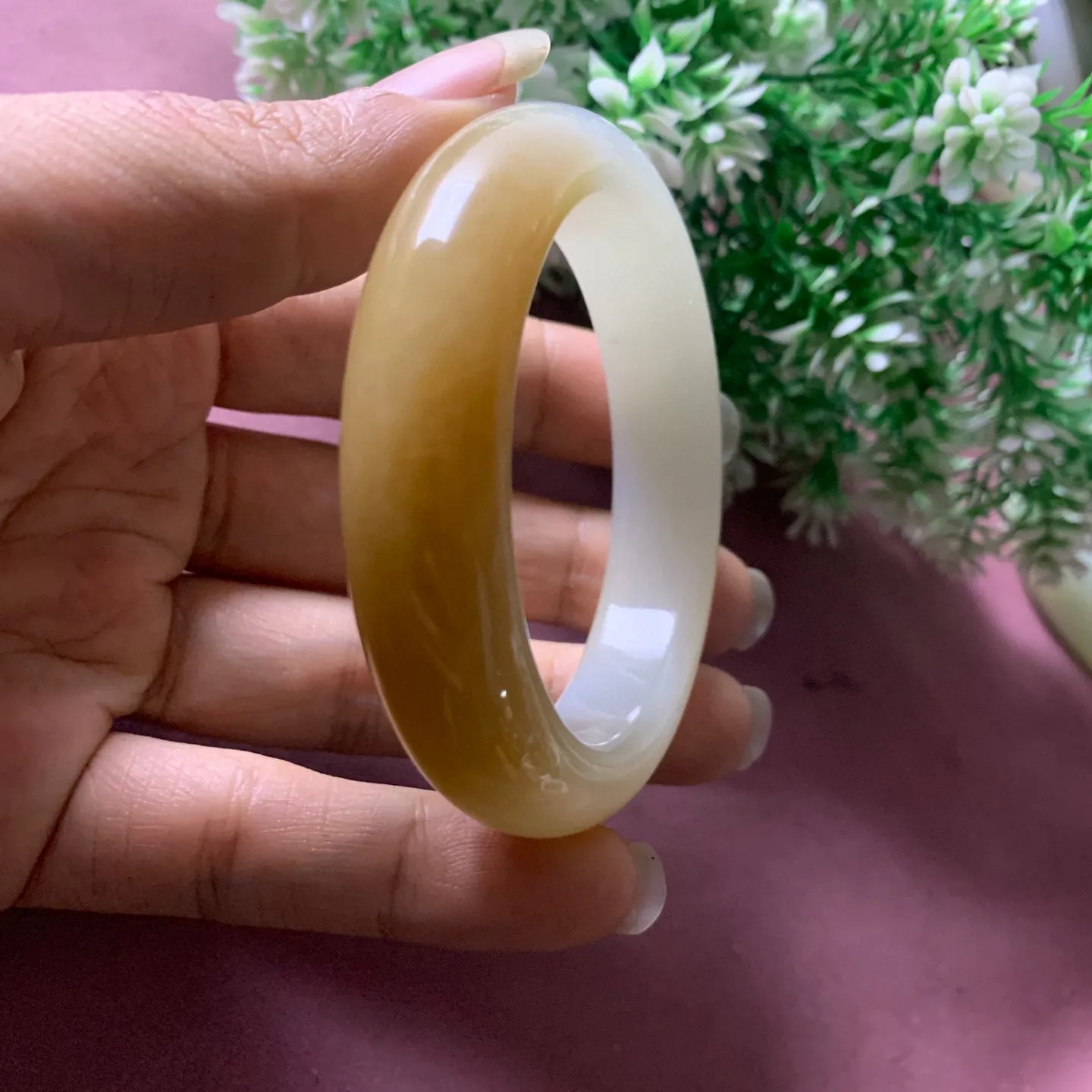 土豪款，蜜糖手镯，54.5圈口和田玉且末糖料宽版手镯【挽间柔情】，镯型古朴典雅。在诗情画意的雨巷相遇