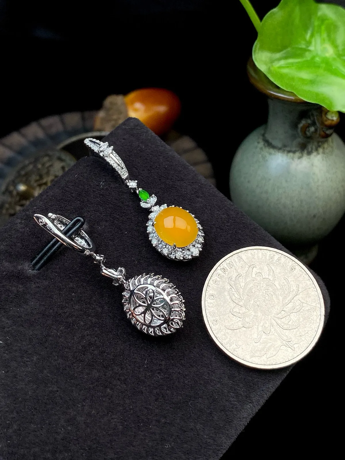 【冰种黄翡蛋面耳坠】质地细腻，种水上乘，纯净通透，收藏品质，18k金钻豪华镶嵌，裸石尺寸9.7*8.2*3.6毫米