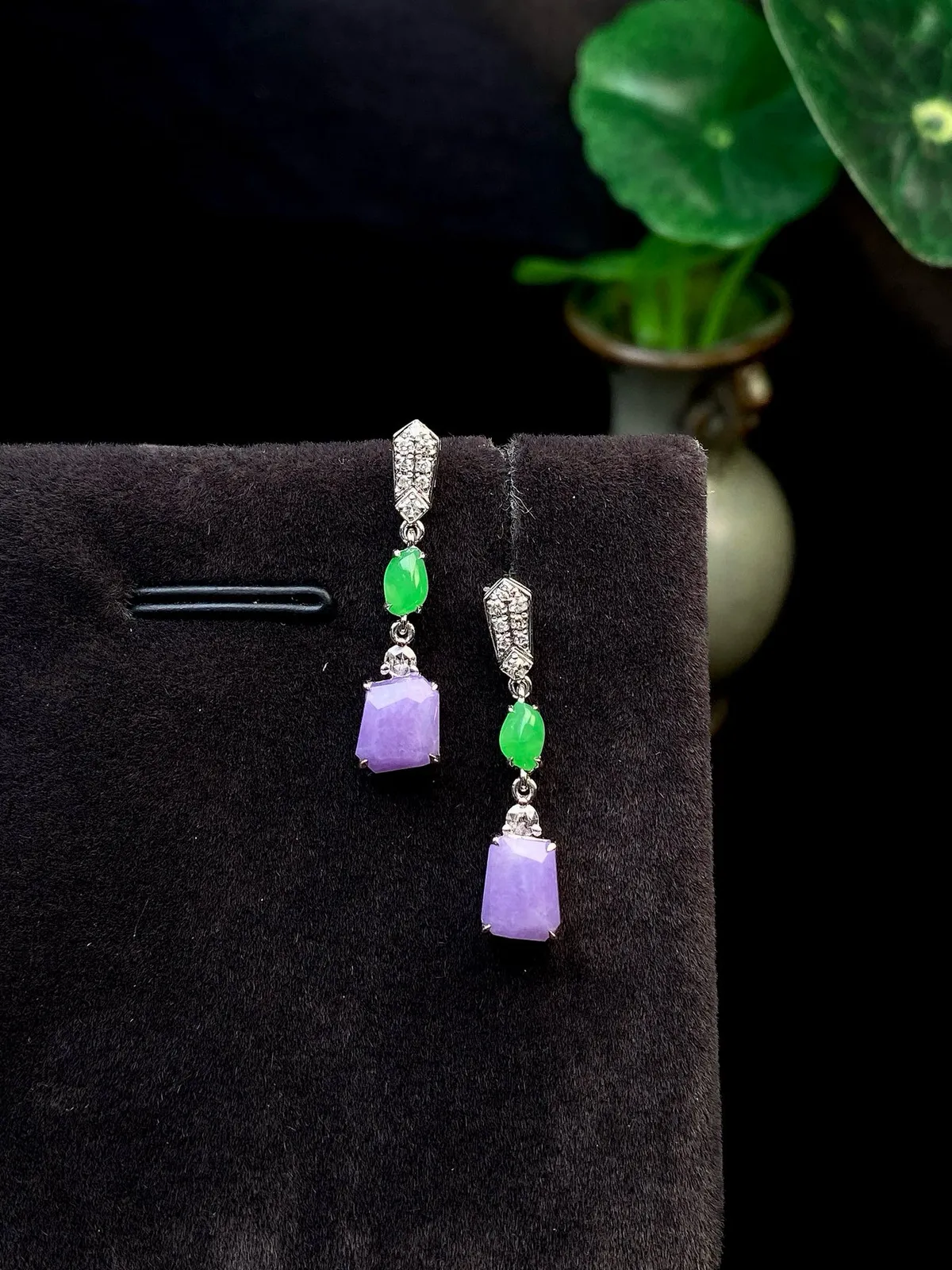 【冰种紫珠耳坠】质地细腻，色泽鲜亮，光泽度不错，18k金钻镶嵌，裸石尺寸6.2*5.2*2.8毫米