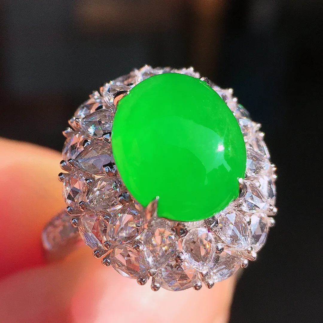 阳绿蛋面戒指，色泽均匀艳丽，玉质细腻，荧光感超
强，饱满圆润，尽显优雅气质，18k
金豪华镶嵌