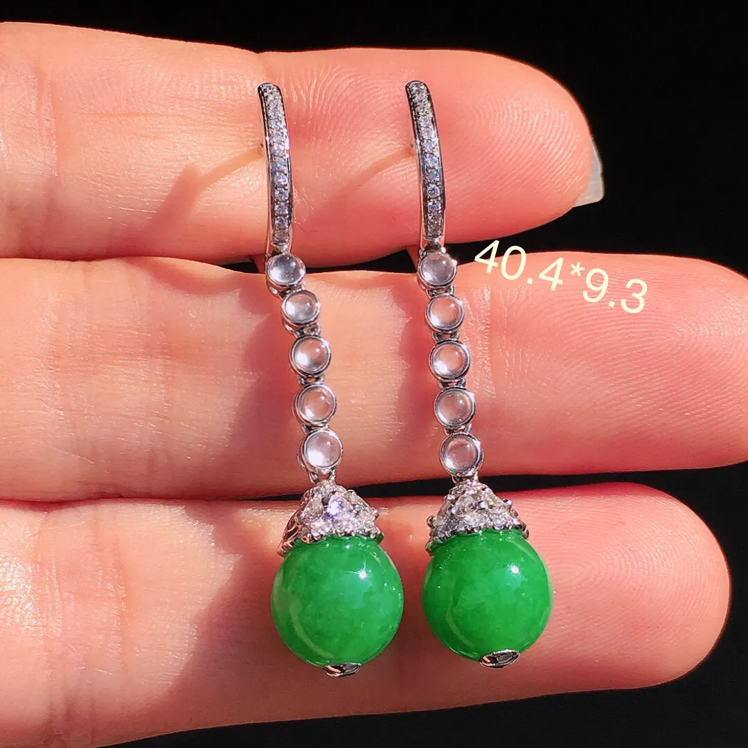 阳绿珠子耳坠，色泽均匀艳丽，玉质细腻，荧光感超
强，饱满圆润，尽显优雅气质，18k
金豪华镶嵌