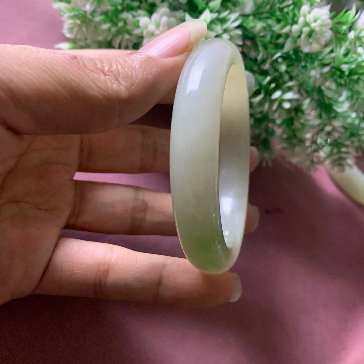 55圈口和田玉翠青手镯【挽间柔情】，镯型古朴典雅。在诗情画意的雨巷相遇，你是我腕间的一抹风情，有你眸